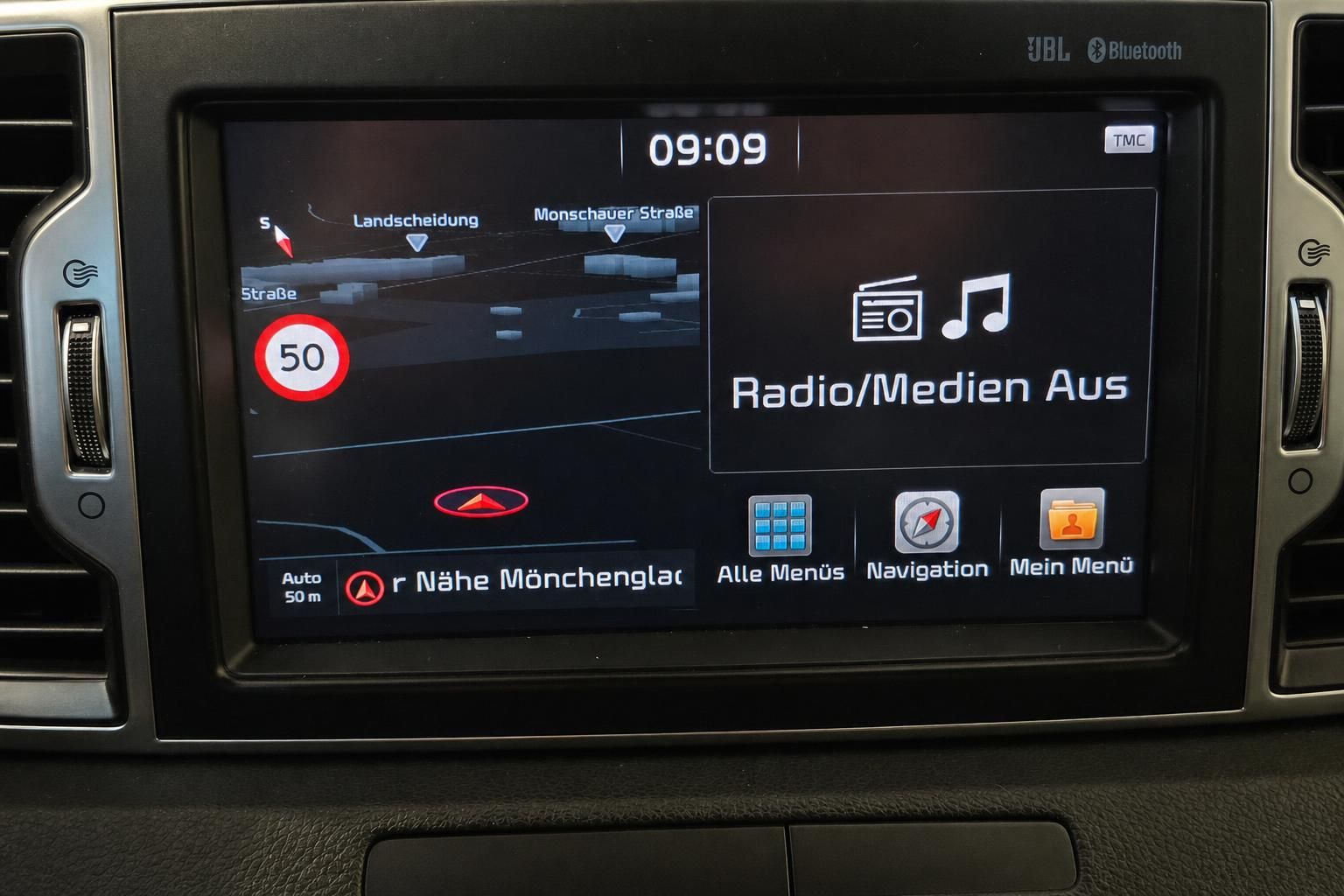 Navigationsdisplay mit Kartenansicht im Fahrzeug-Infotainmentsystem