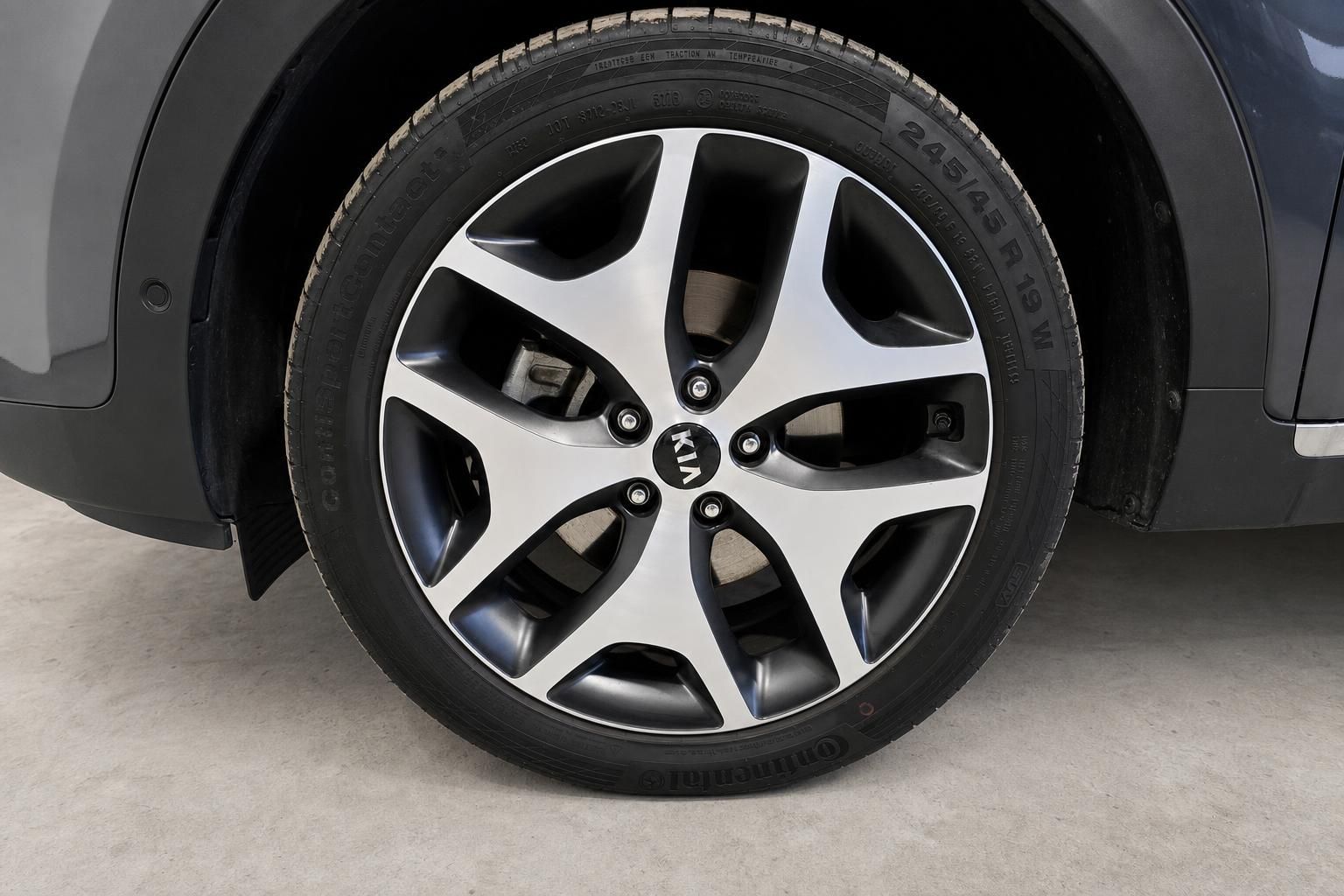 Detailansicht Kia Alufelge mit Continental Reifen am Fahrzeug