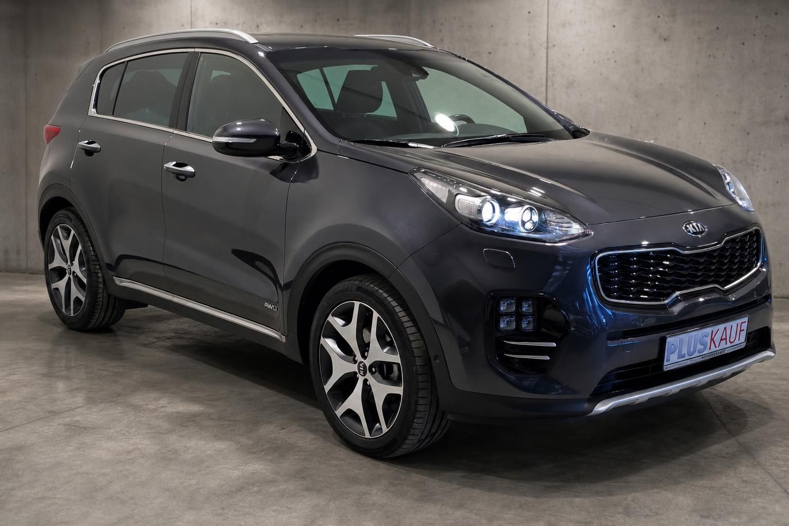 Kia Sportage GT-Line dunkelgrau Frontansicht in Halle fotografiert