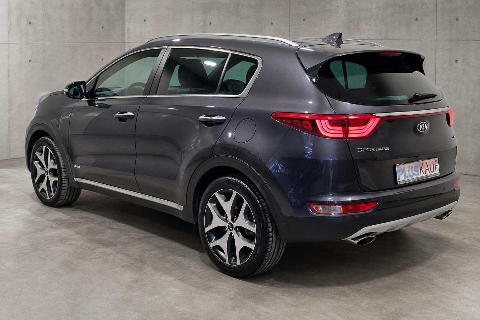 Kia Sportage AWD dunkelgrau Seitenansicht von hinten mit Alufelgen