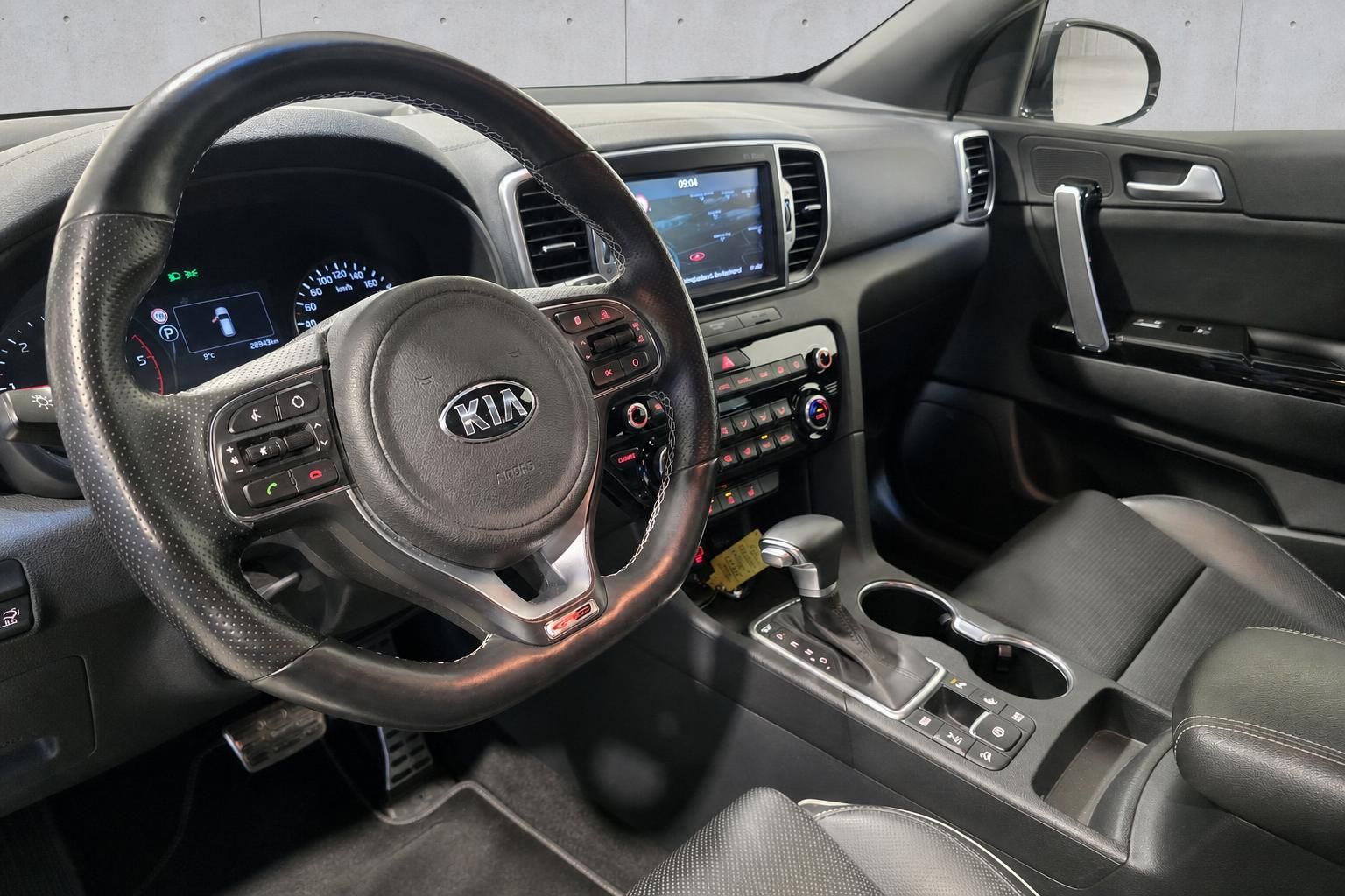 Kia Sportage Innenraum Cockpit mit Lenkrad und Navigationssystem