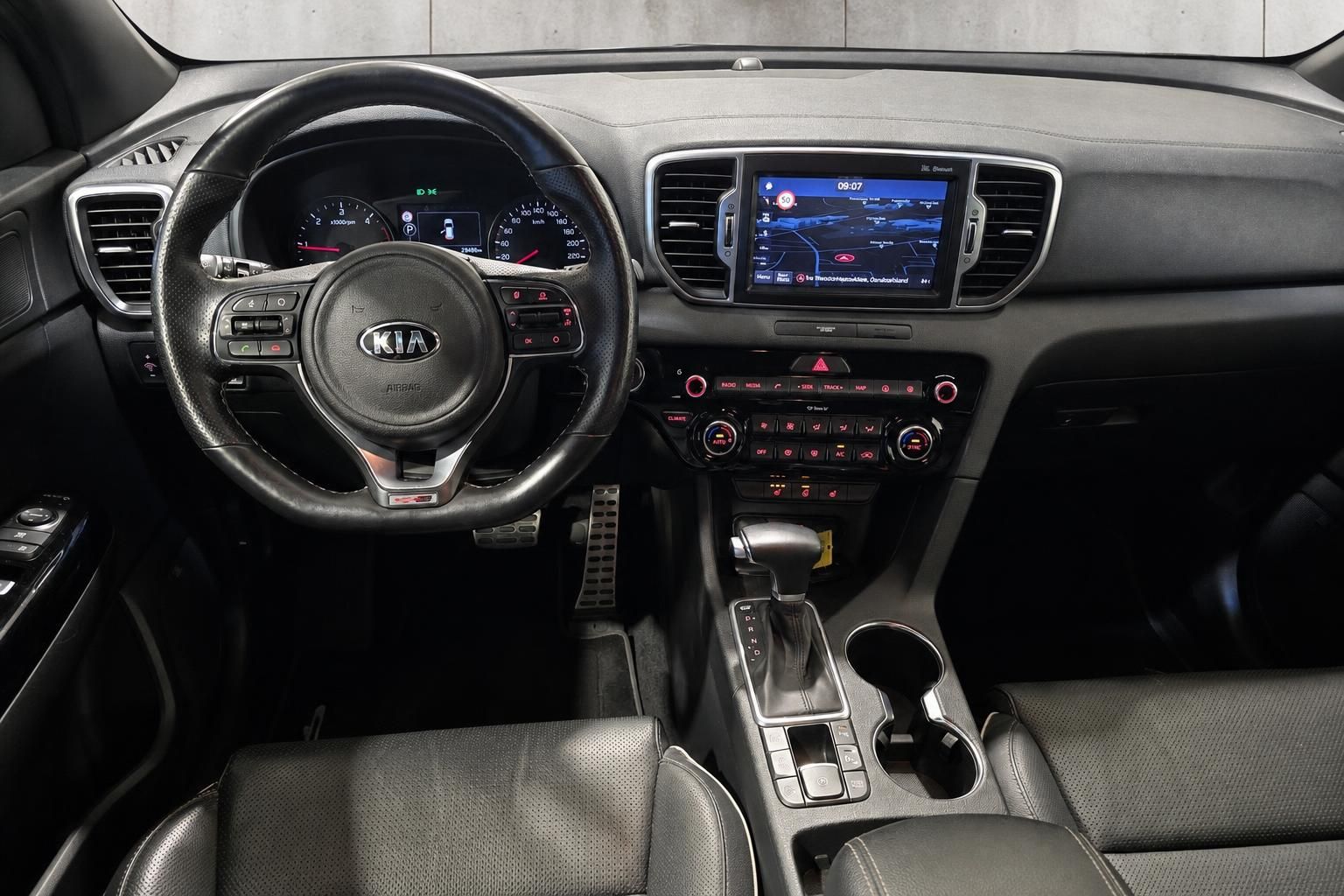 Kia Cockpit mit Lenkrad, Navigationsdisplay und Automatikschaltung