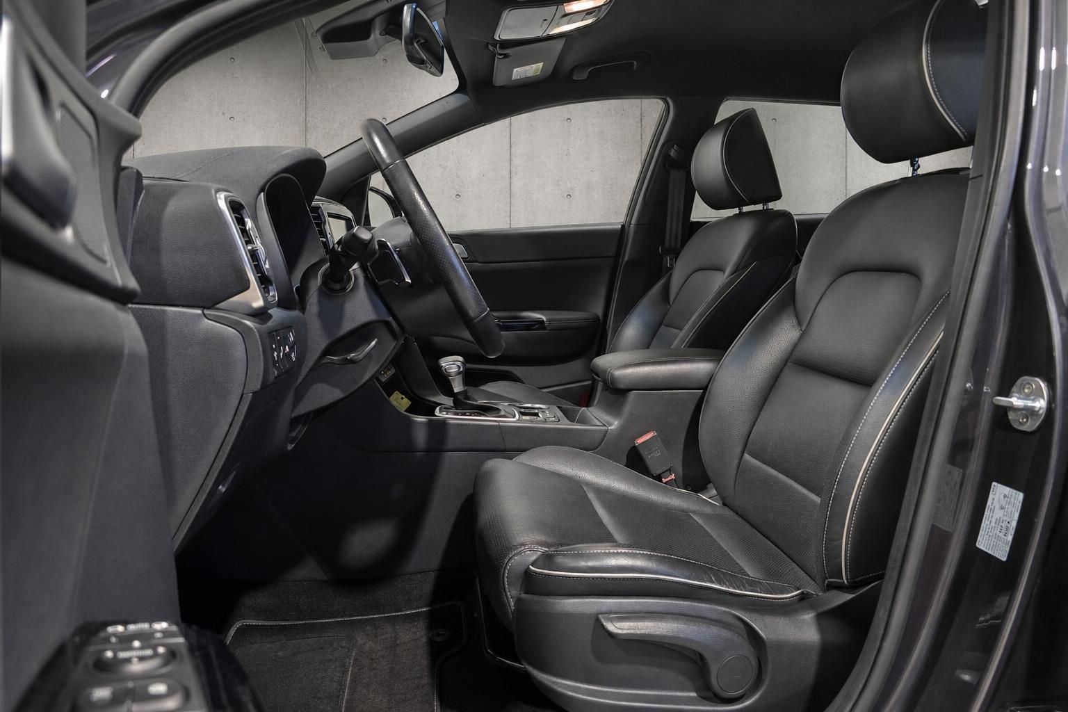 Vordersitze und Cockpit im Kia mit schwarzem Ledersitz