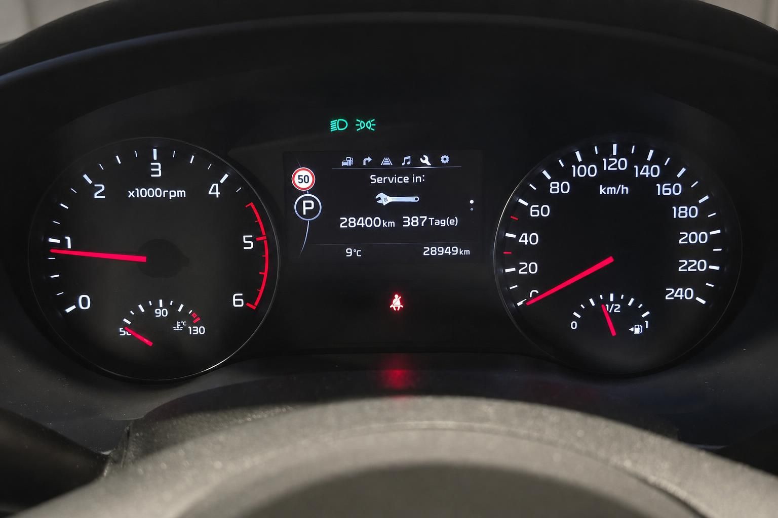 Kia Tacho mit Kilometerstand und Serviceanzeige im Detail