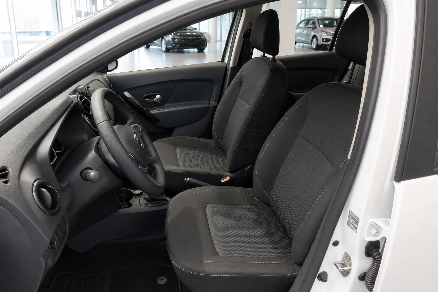Dacia Sandero Innenraum Fahrersitz schwarze Stoffsitze und Lenkrad