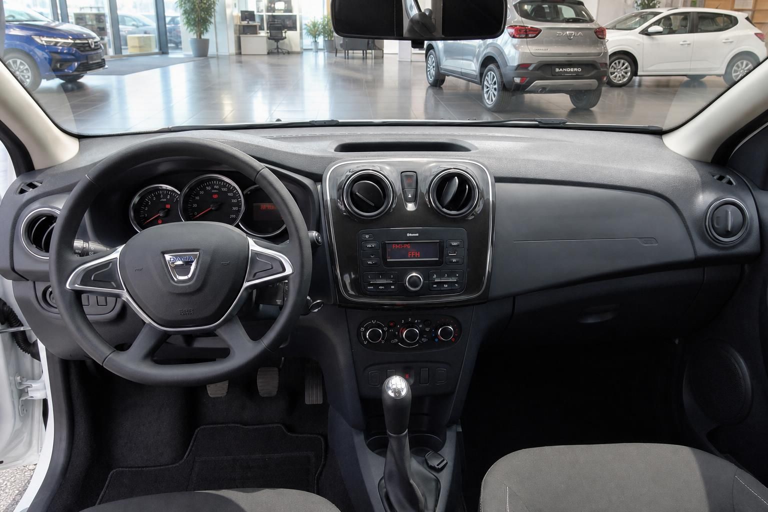 Dacia Innenraum Cockpit mit Lenkrad, Armaturenbrett und Mittelkonsole mit Radio