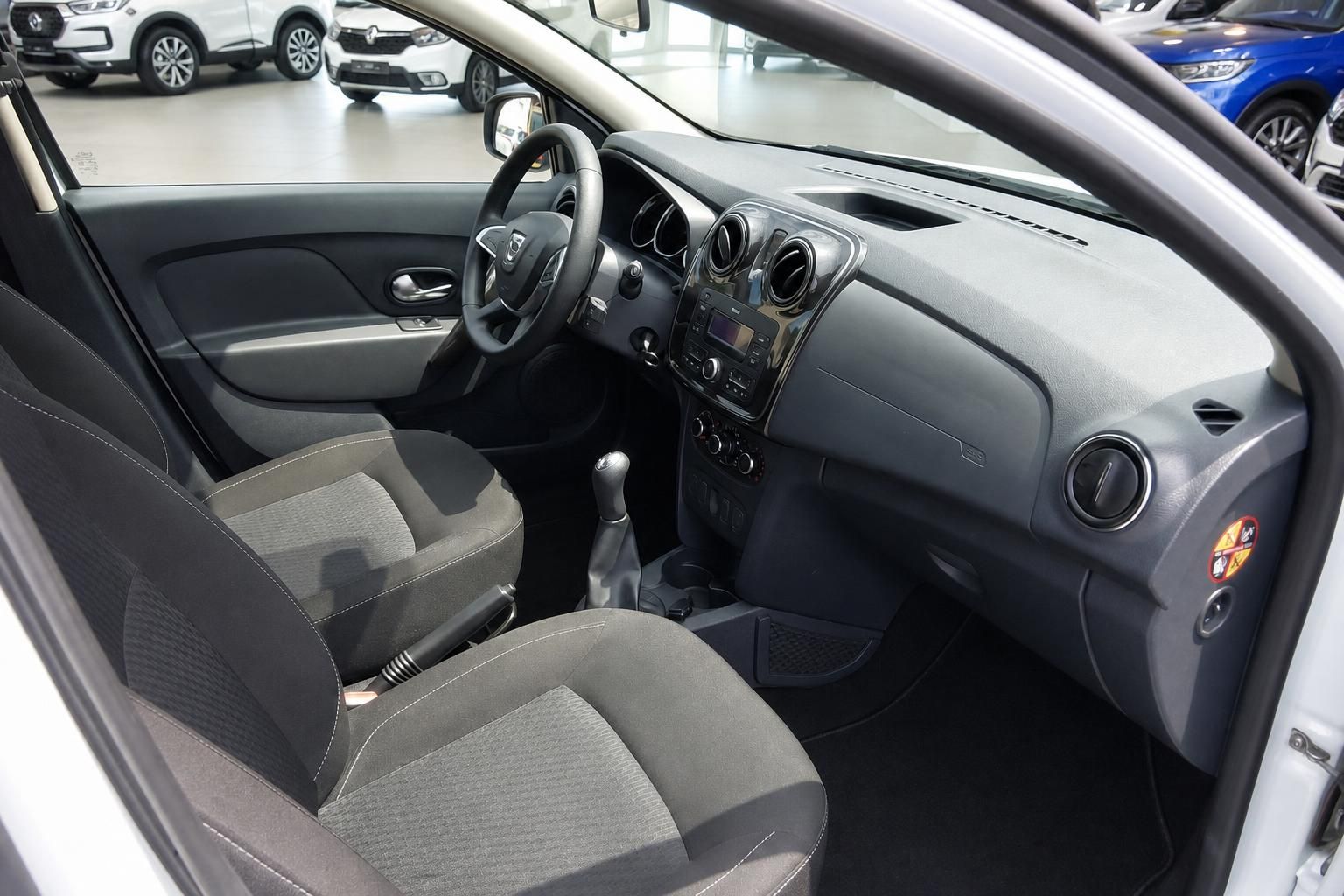 Dacia Innenraum Beifahrerseite mit Vordersitzen, Schaltgetriebe und Armaturenbrett