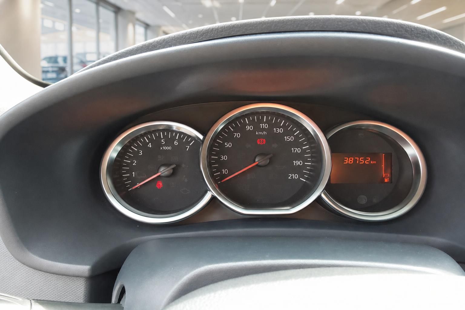 Dacia Tacho mit Tachometer, Drehzahlmesser und Kilometerstand 38752 km