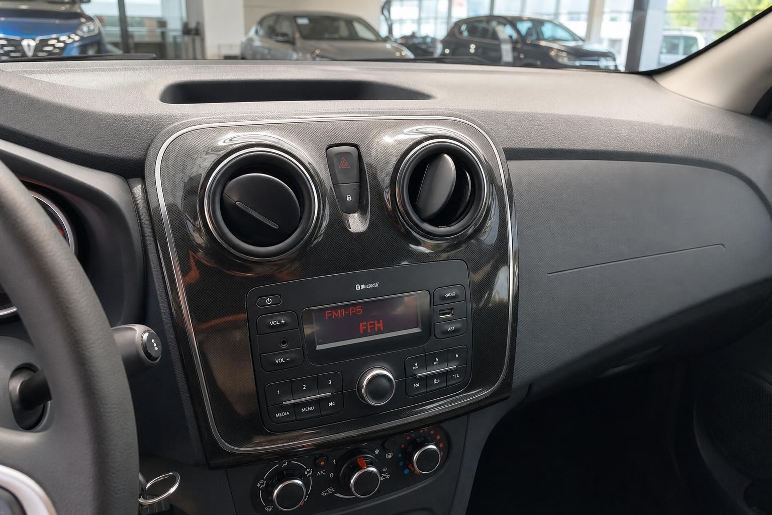 Dacia Mittelkonsole mit Bluetooth-Radio, Lüftungsdüsen und Klimabedienung