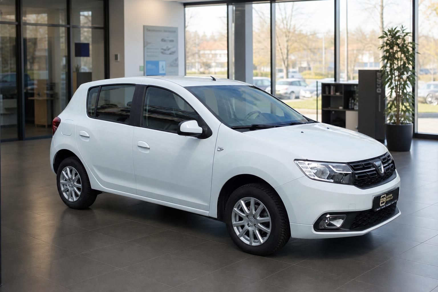 Dacia Sandero weiss Frontansicht schraeg links im Autohaus Showroom