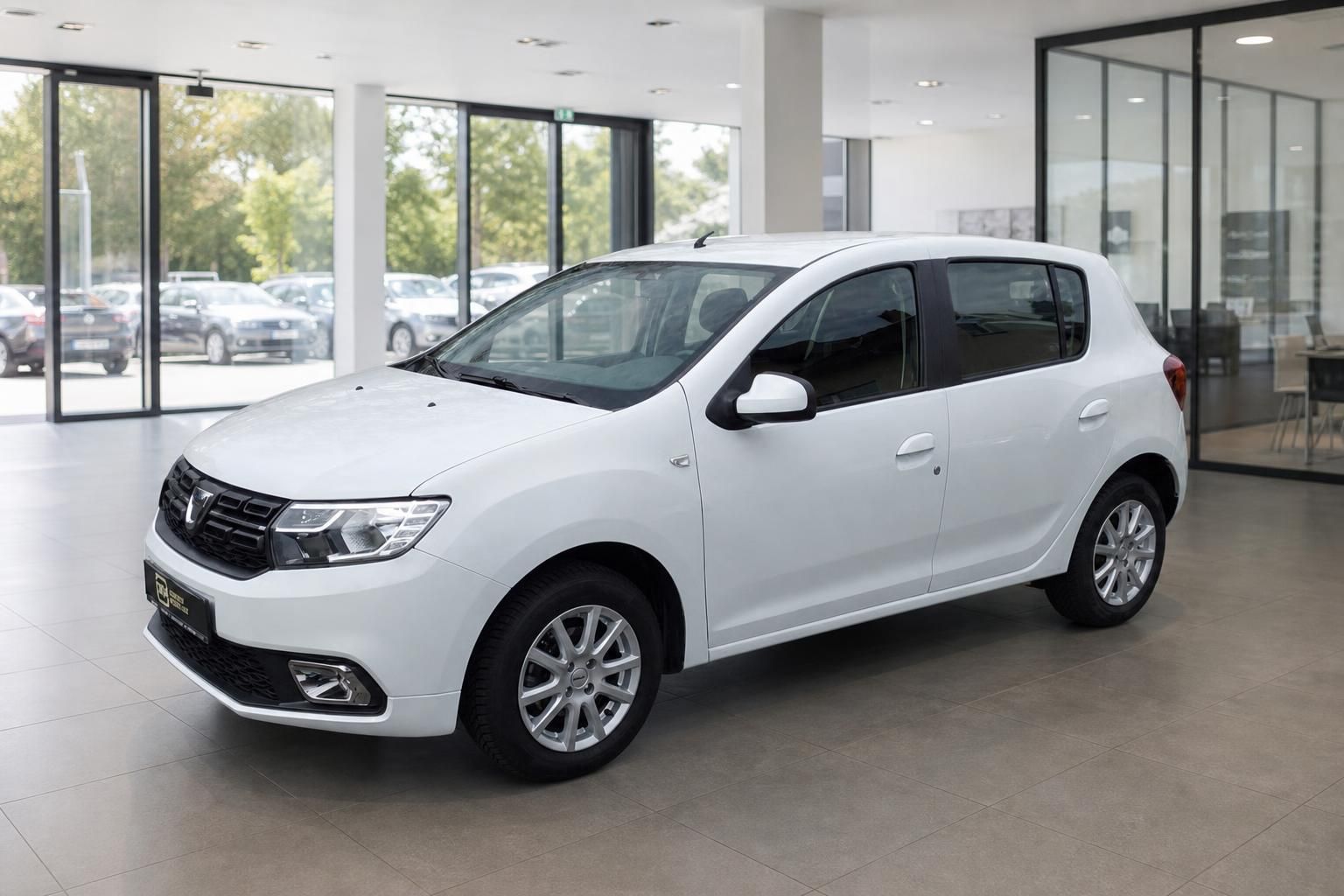 Dacia Sandero weiss Frontansicht schraeg rechts im Autohaus Showroom