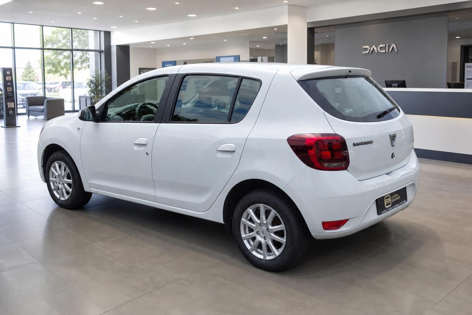 Dacia Sandero weiss Schragheck Seitenansicht hinten im Dacia Autohaus