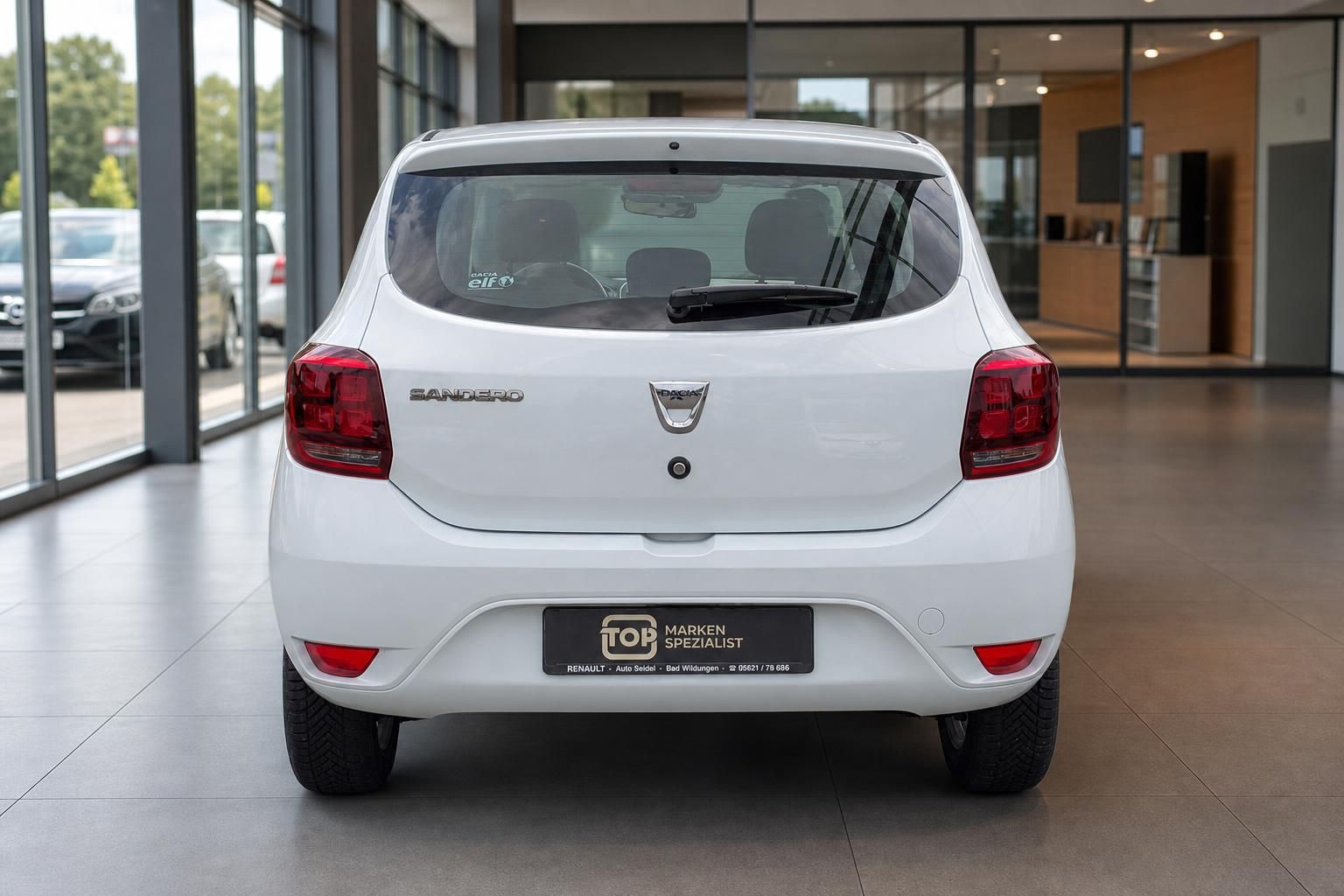 Dacia Sandero weiss Heckansicht im Autohaus – Gebrauchtwagen kaufen