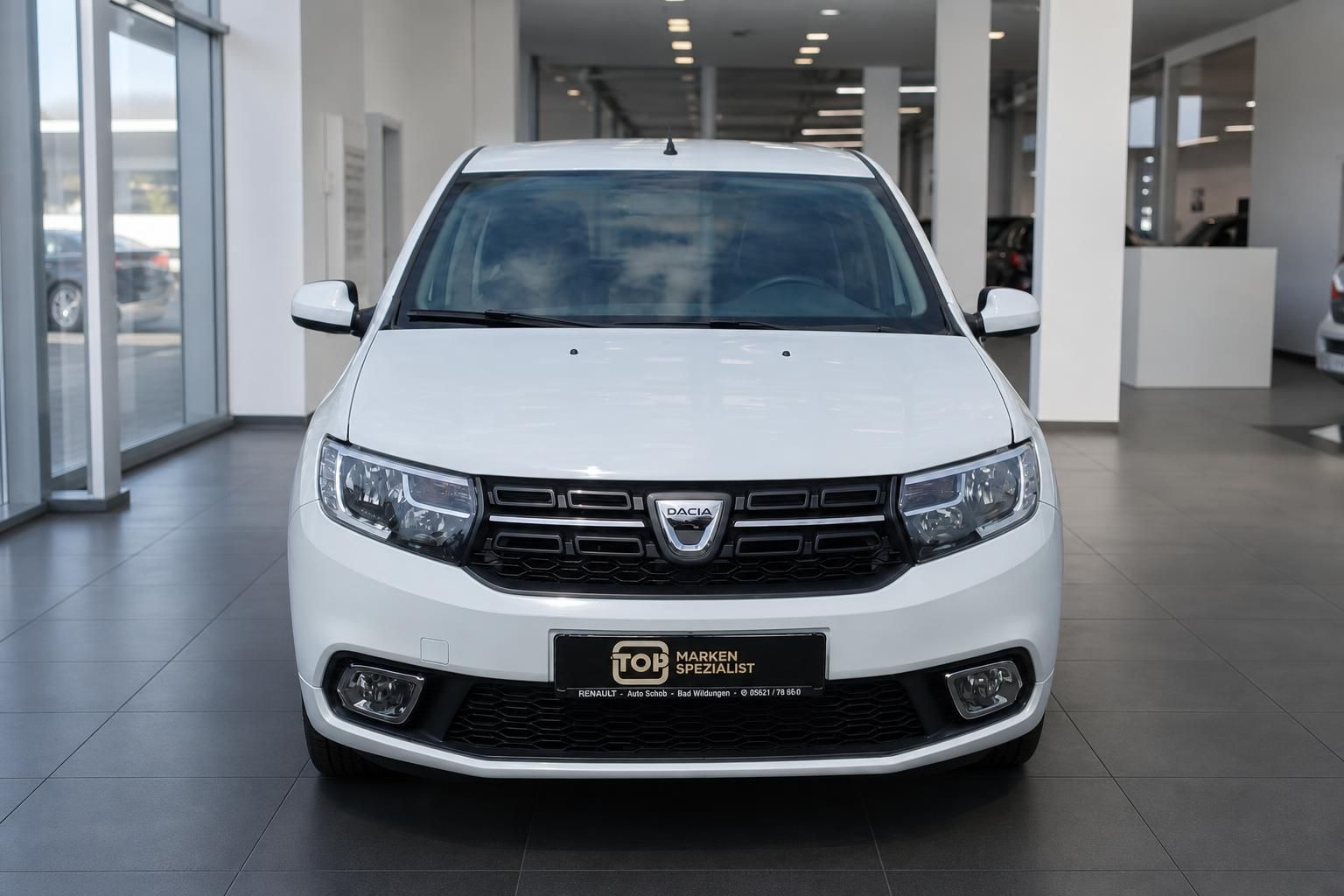 Dacia Sandero weiss Frontansicht im Autohaus – Kleinwagen kaufen