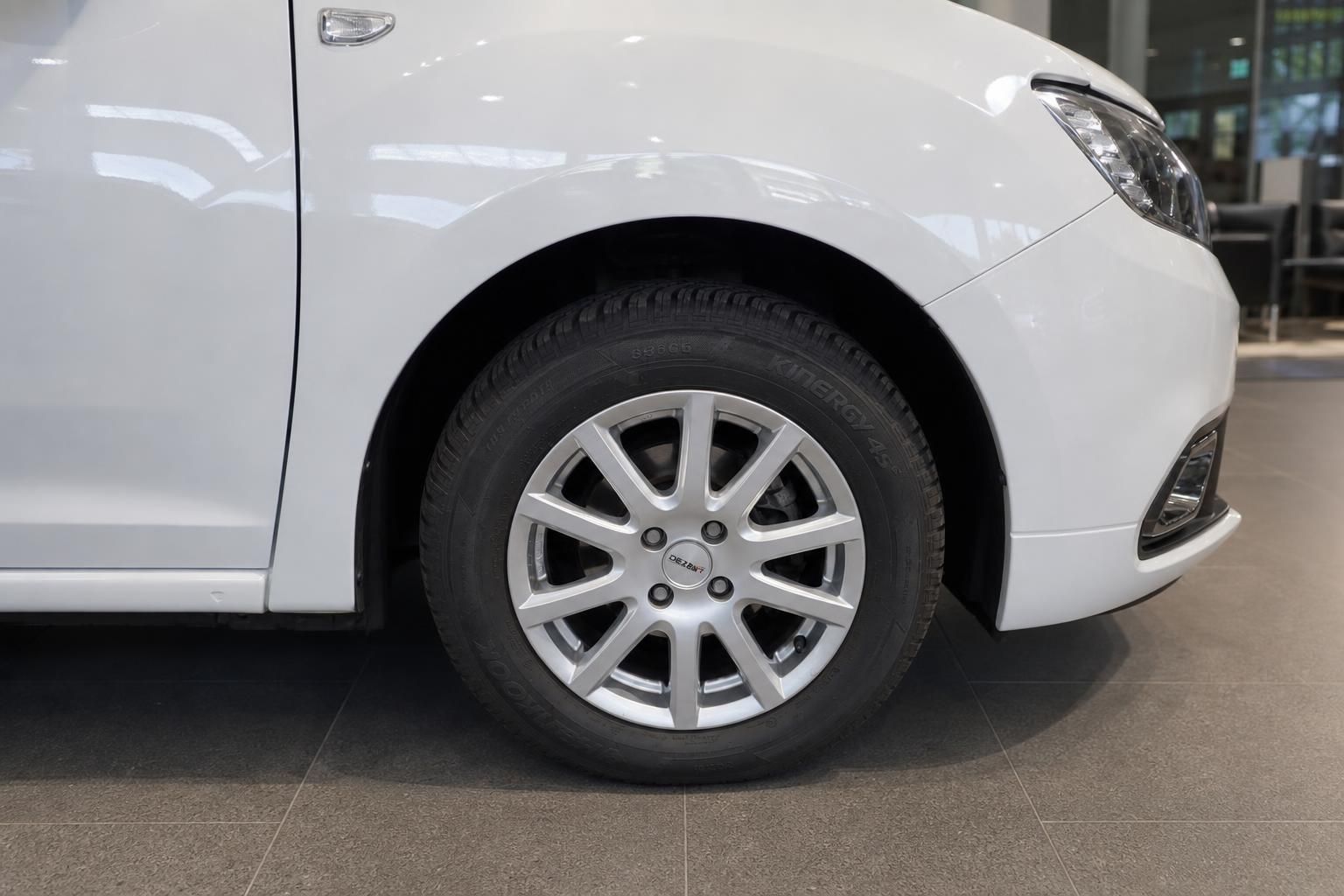 Dacia Sandero Leichtmetallfelge Detailansicht Reifen weisser Kleinwagen
