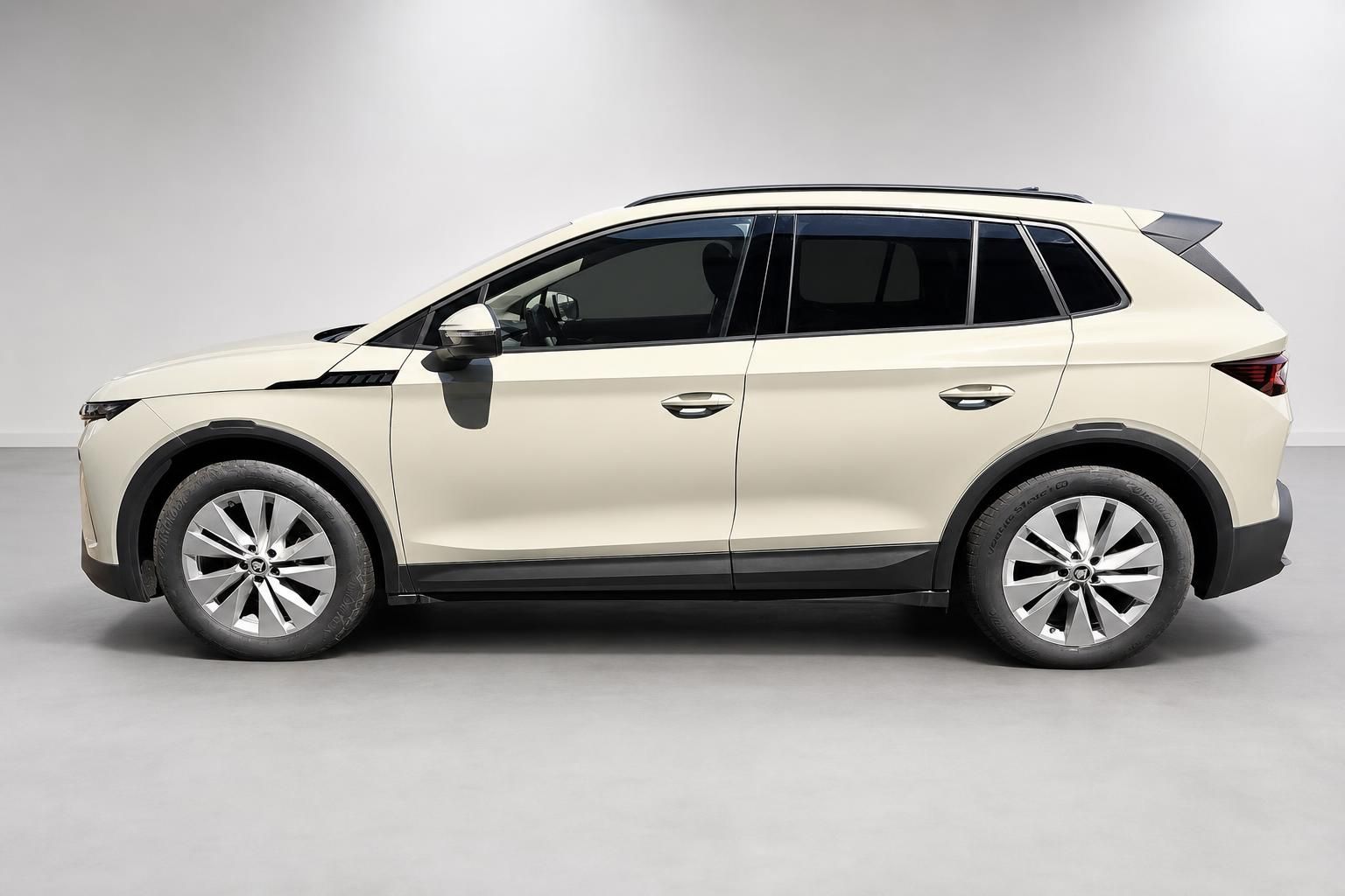 Cupra SUV in Weiss, Seitenansicht im Fotostudio