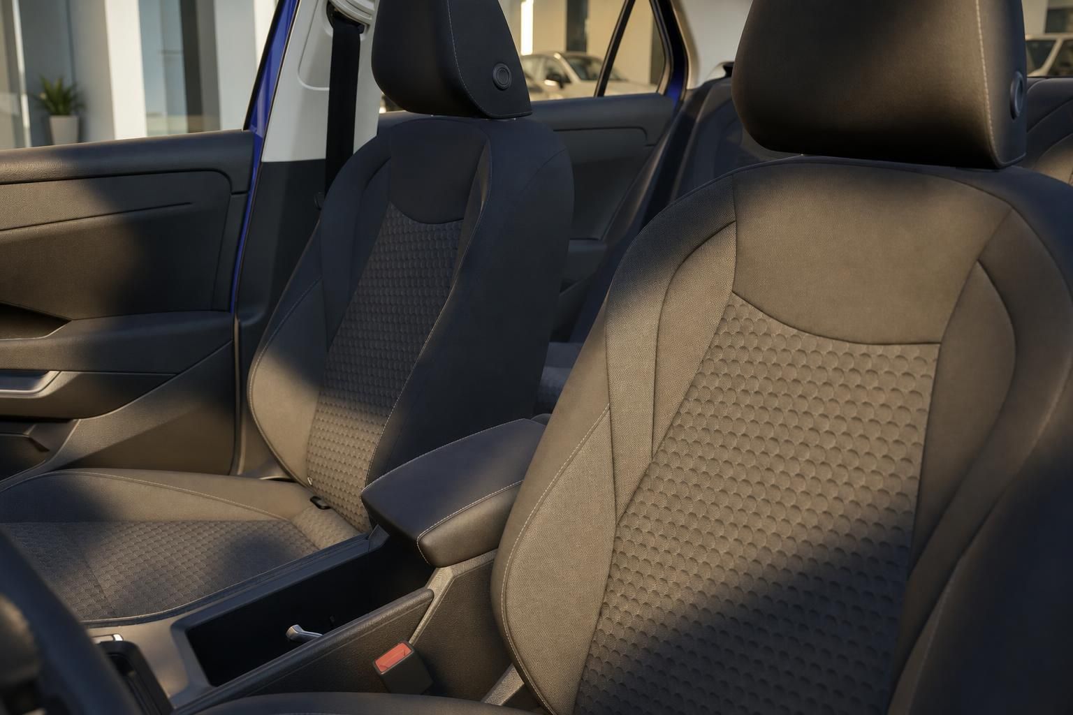 VW T-Roc Innenraum: Vordersitze mit Stoff-Lederbezug in Braun-Schwarz