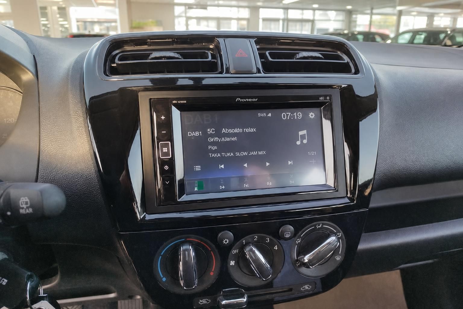 Mitsubishi Space Star Innenraum mit Pioneer Infotainment System und Klimaanlage