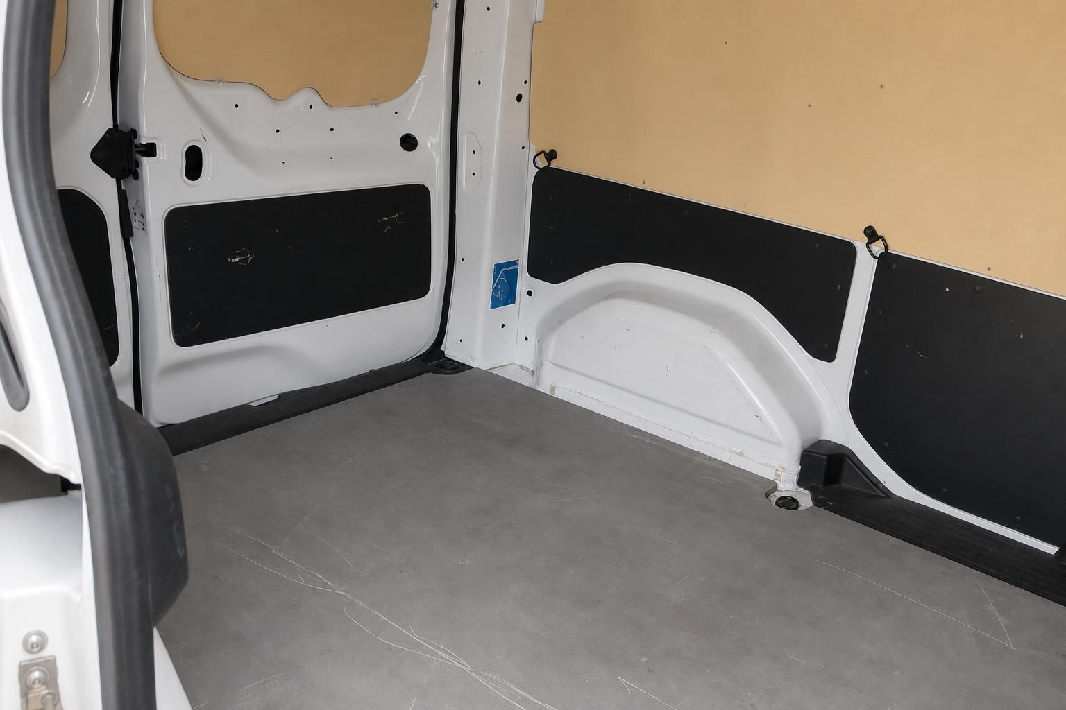Laderaum eines Renault Nutzfahrzeugs mit Seitenverkleidung