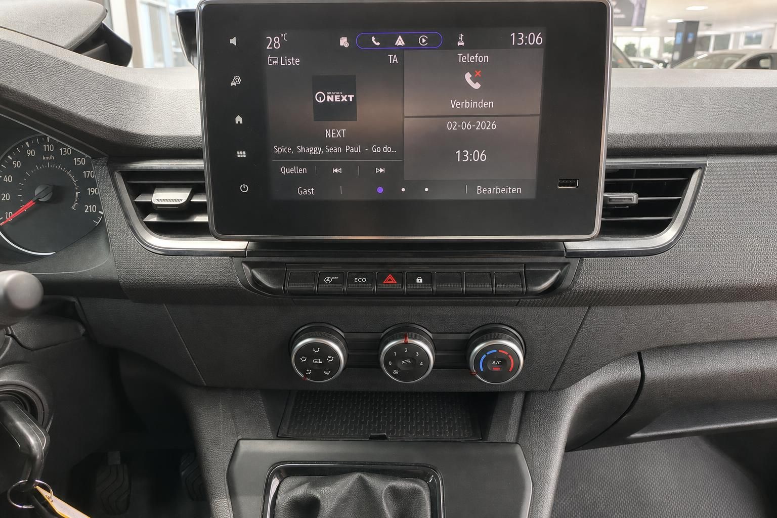 Touchscreen Infotainment und Klimabedienung im Fahrzeugcockpit