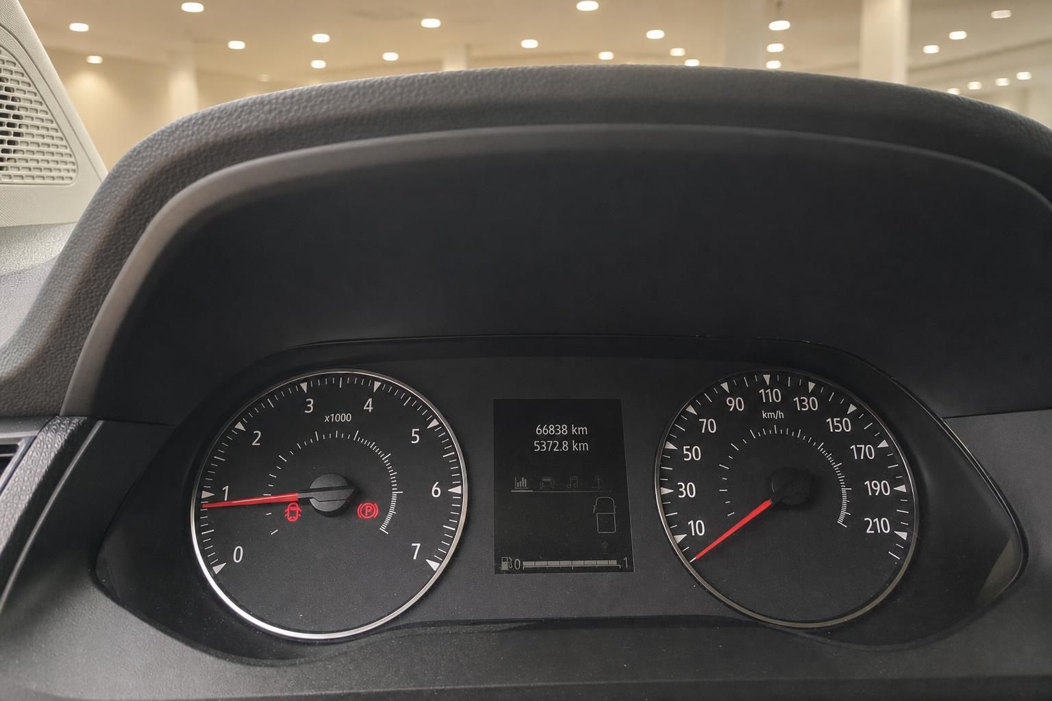 Tachometer und Cockpit-Anzeige mit Kilometerstand 66838 km