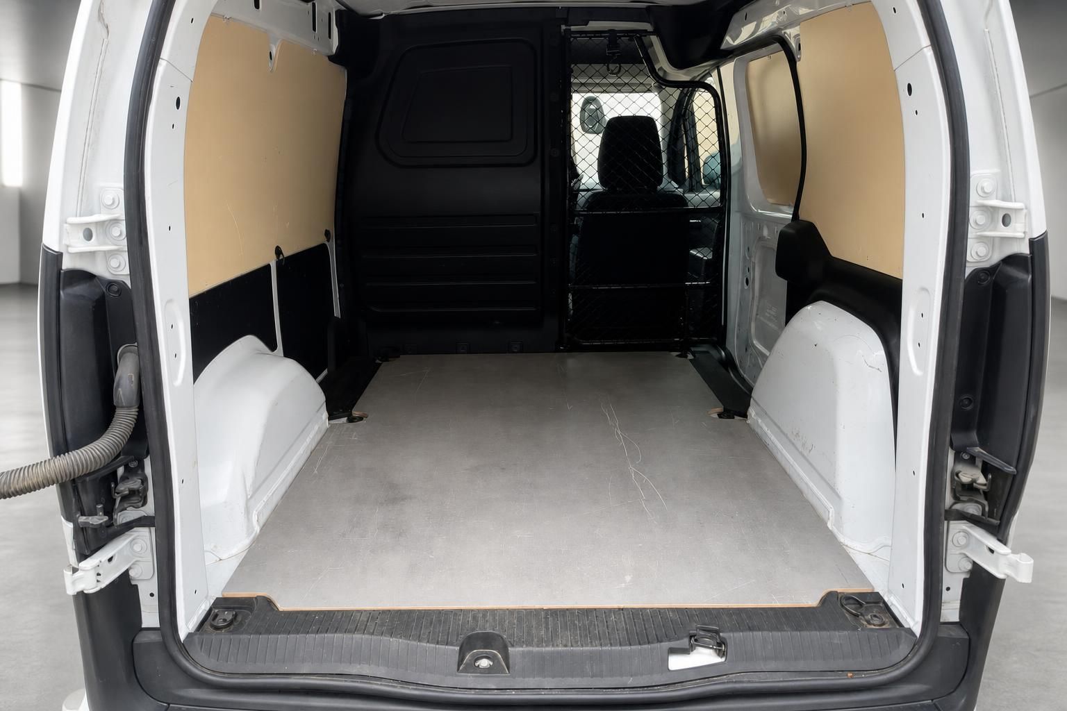 Laderaum eines weißen Transporters mit Trennwand und Holzboden