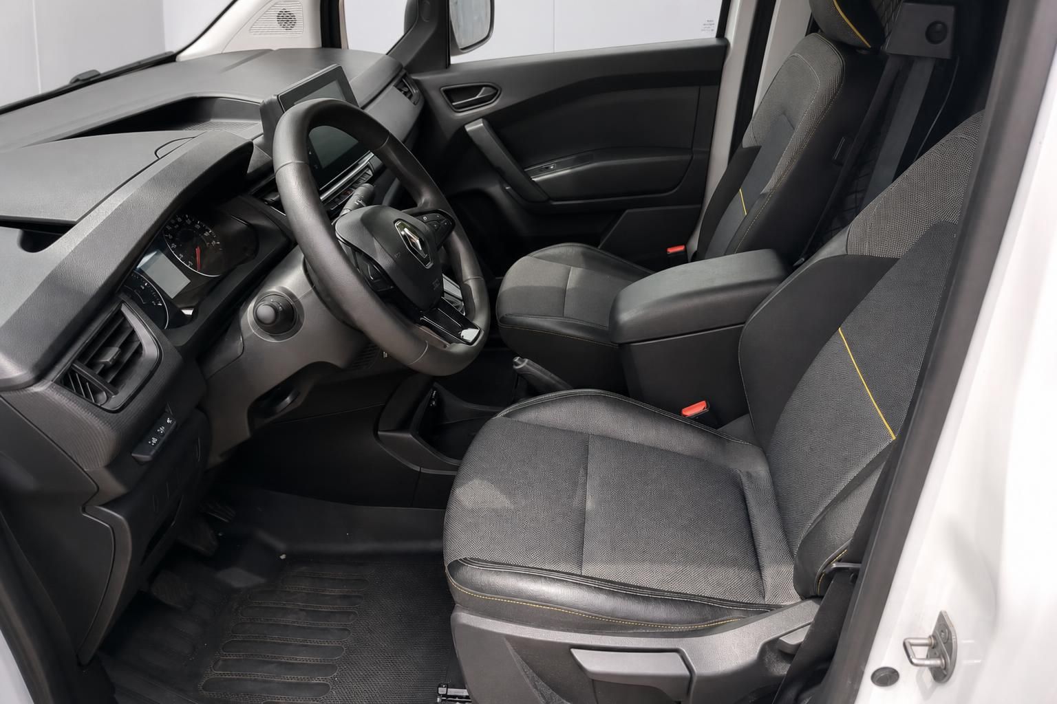 Renault Kangoo Innenraum, Vordersitze und Cockpit im Detail