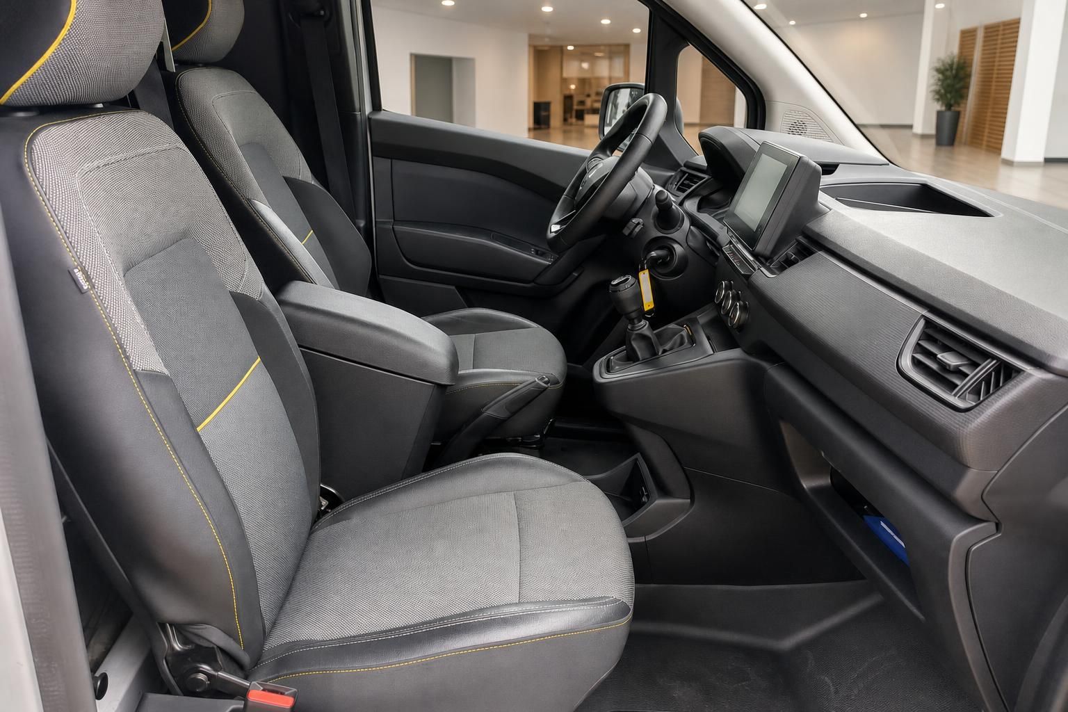 Renault Innenraum Vordersitze mit Armaturenbrett und Schaltung