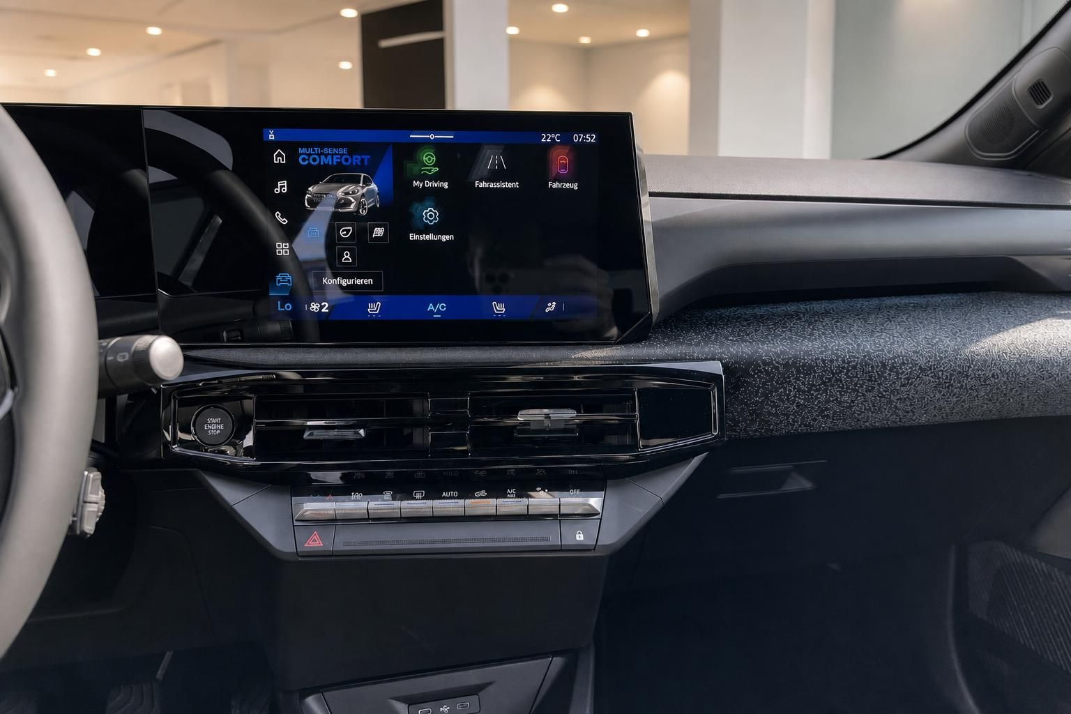 Infotainment-Display mit Multi-Sense-Menü im Fahrzeuginnenraum