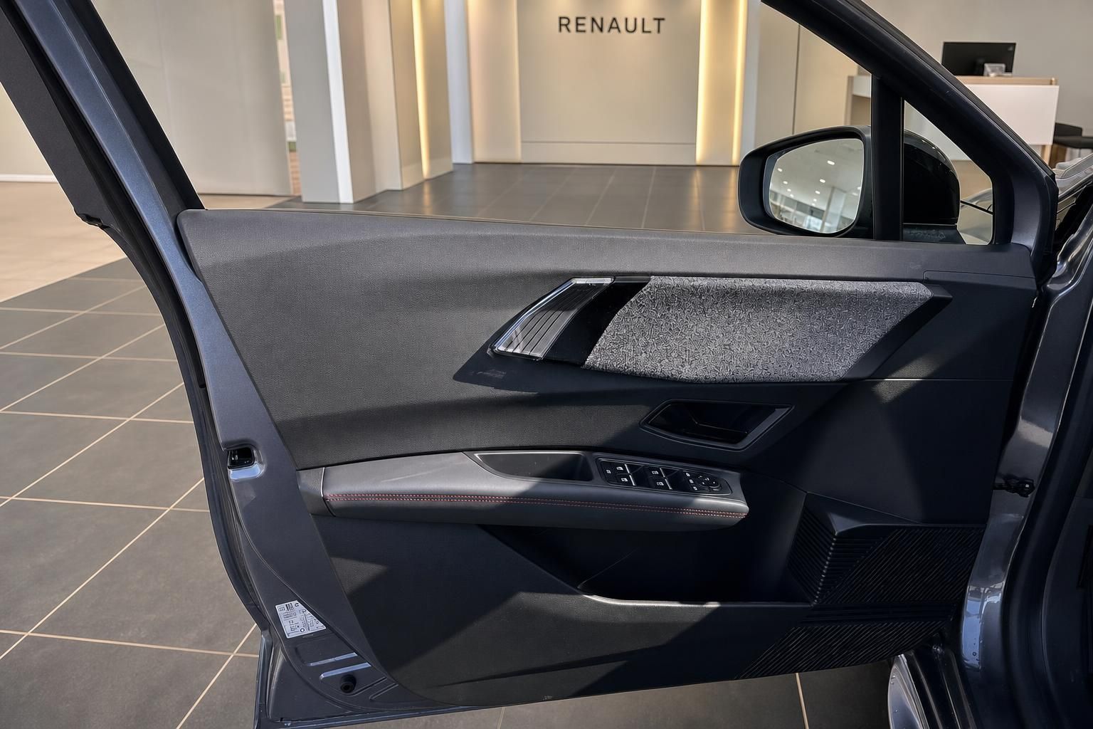 Türverkleidung mit Bedienelementen im Renault Showroom
