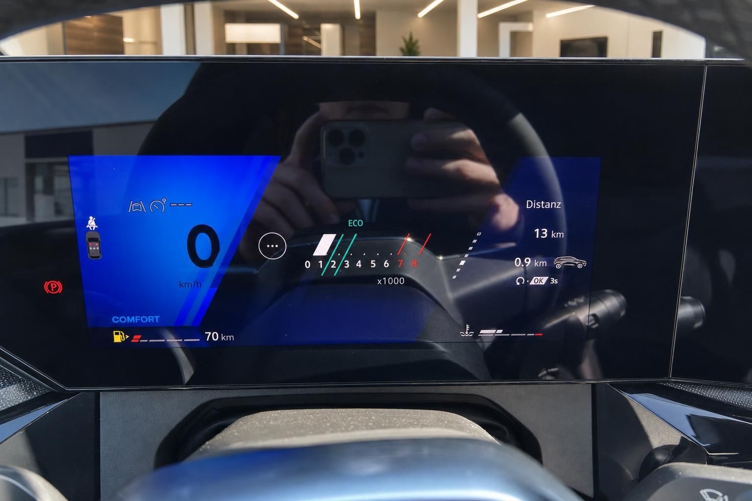Digitales Cockpit mit Tachoanzeige und Fahrmodus Comfort im Fahrzeug