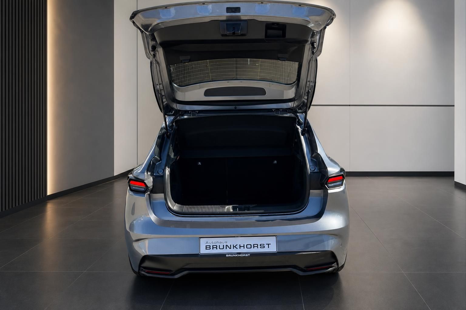 Fahrzeug mit geoeffneter Heckklappe und Kofferraum in der Autohaus-Ausstellung