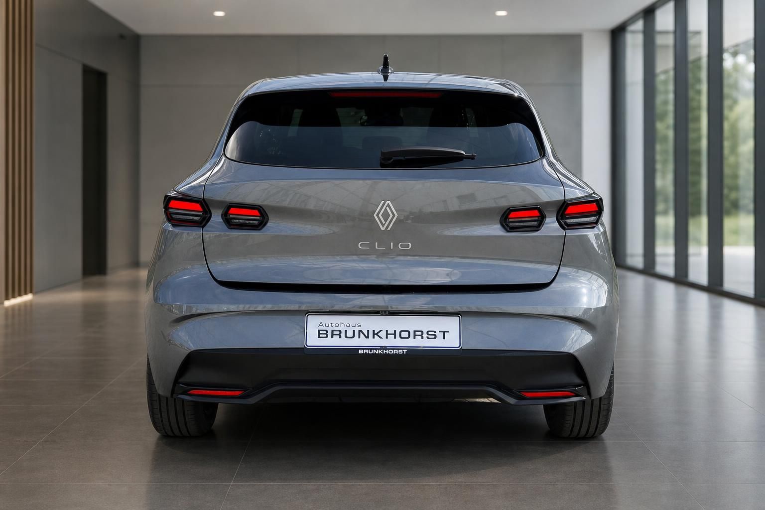Renault Clio in Grau, Heckansicht im Autohaus Brunkhorst