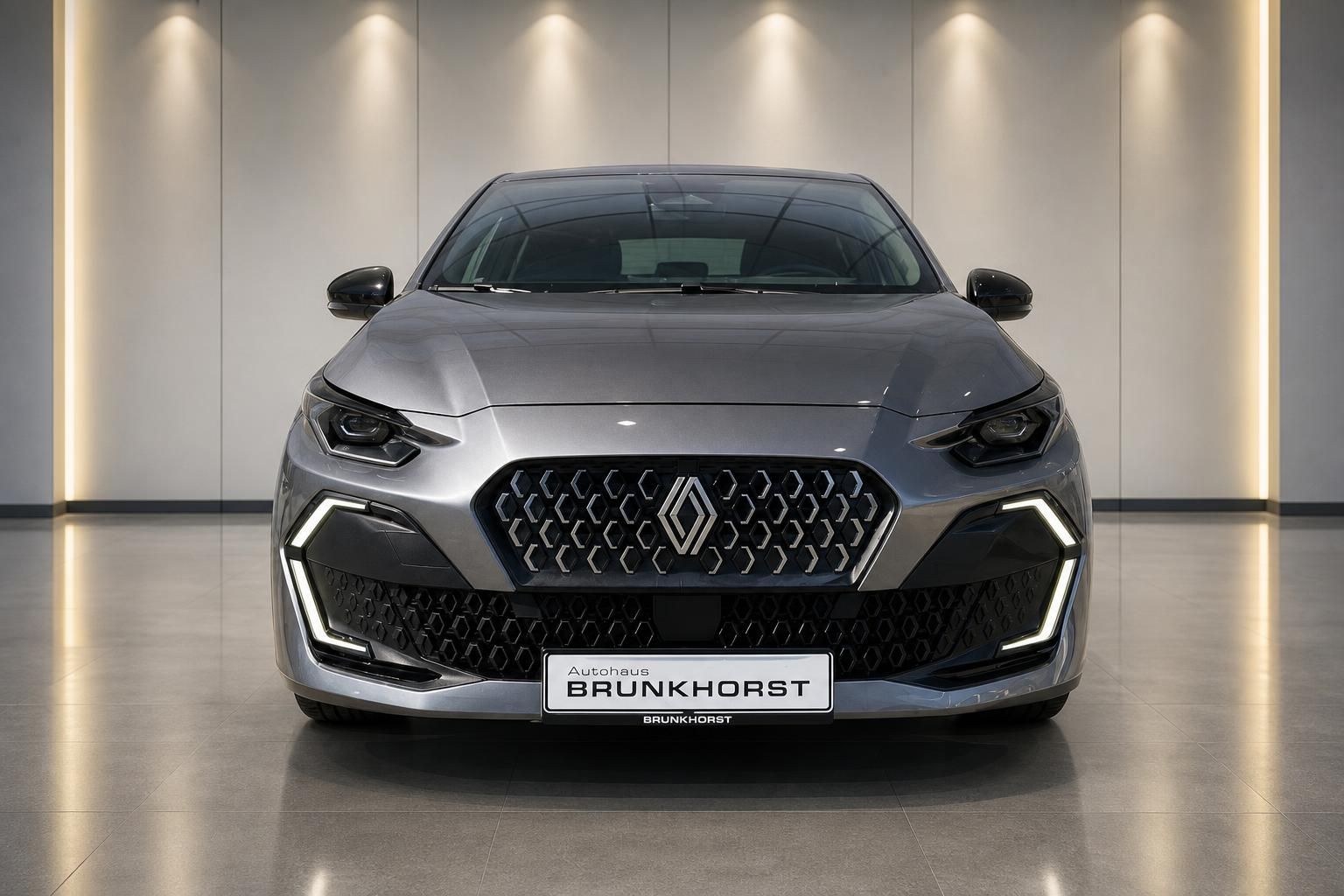Renault Clio grau, Frontansicht mit Kühlergrill im Showroom
