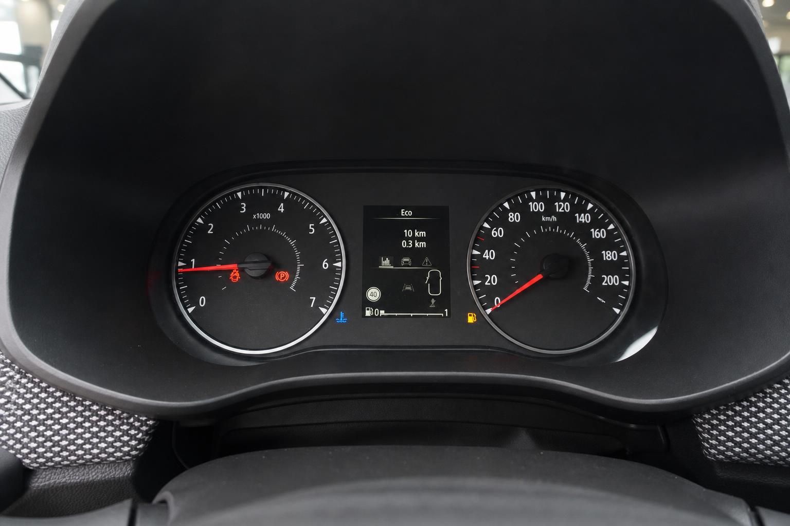 Dacia Fahrzeug Armaturenbrett mit Tachometer und Bordcomputer im Eco-Modus