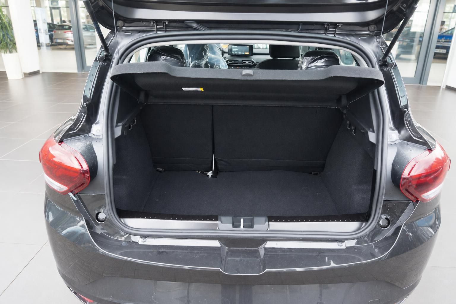 Kofferraum innenraum schwarzer SUV - geöffnete Heckklappe zeigt Laderaum mit schwarzer Ausstattung