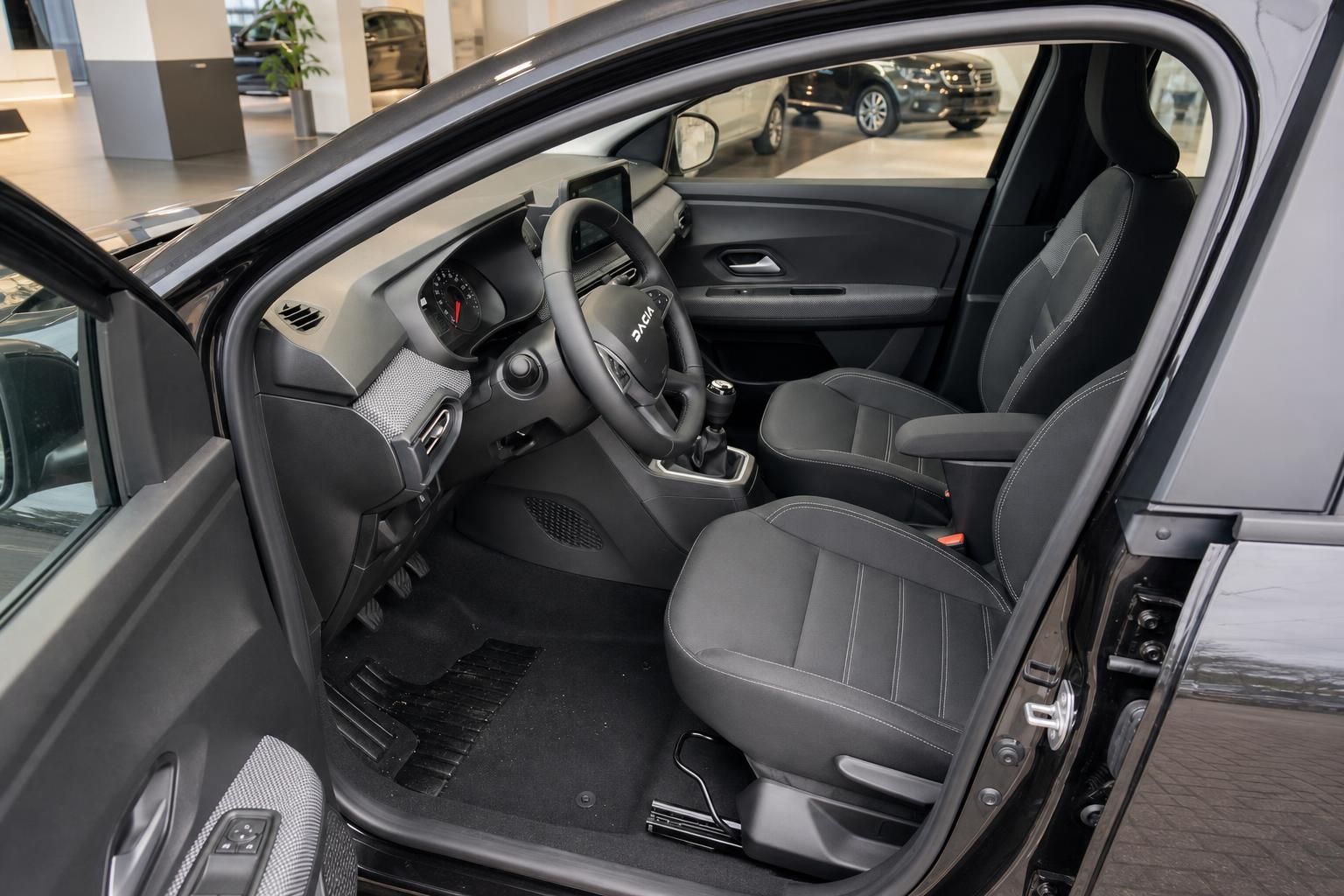 Dacia Sandero Innenraum mit Fahrer- und Beifahrersitz, Lenkrad und Armaturenbrett