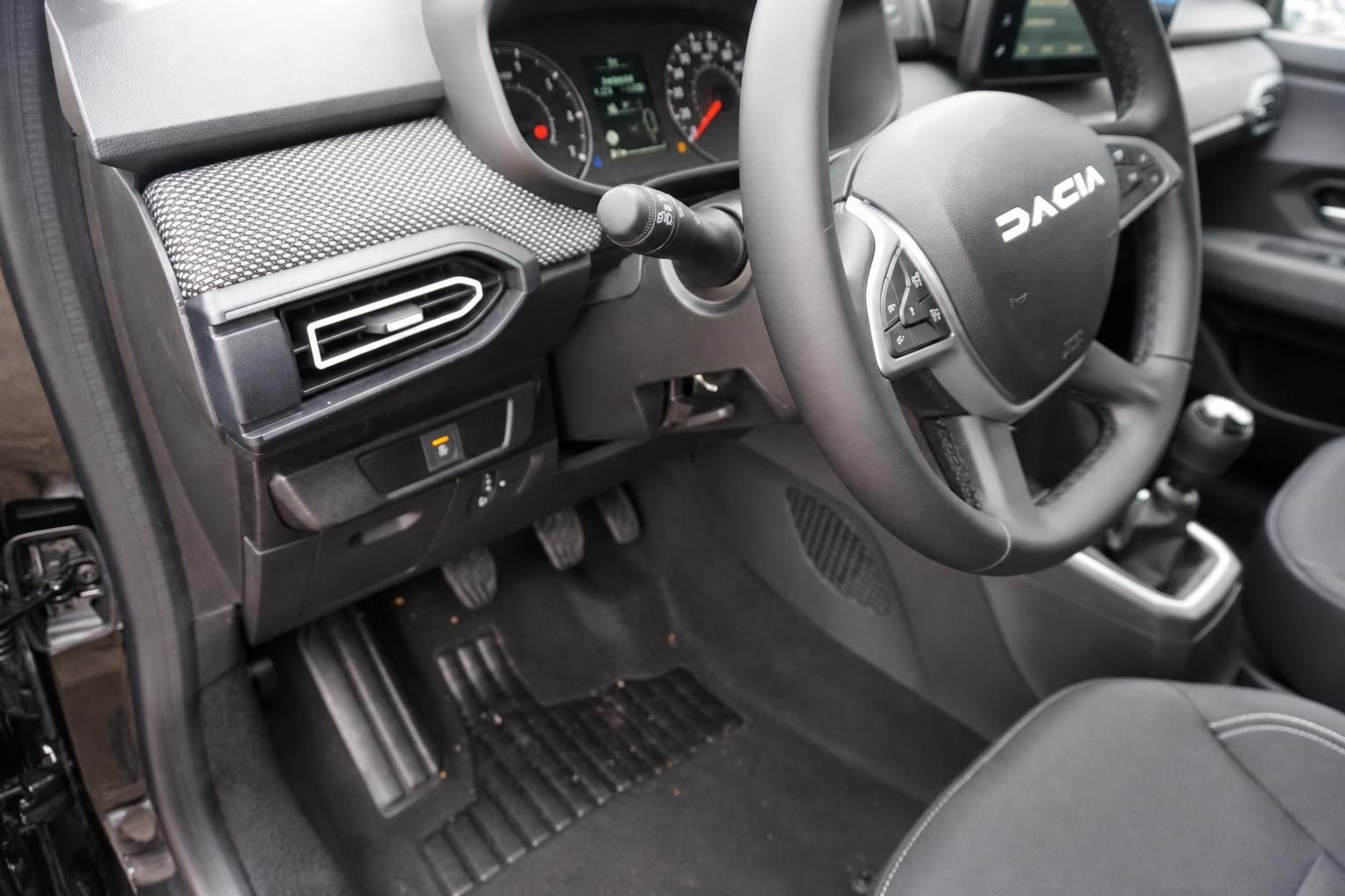 Dacia Fahrzeug Cockpit mit Lenkrad, Armaturenbrett und Pedalerie