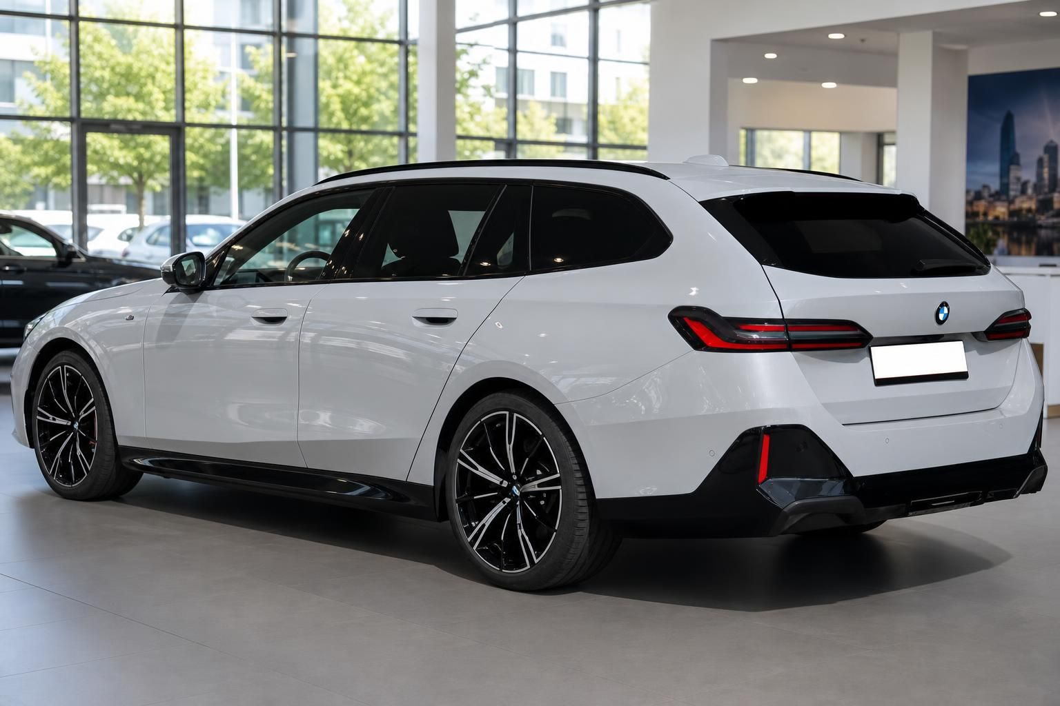 BMW 5er Touring weiss, Heckansicht im Autohaus Showroom