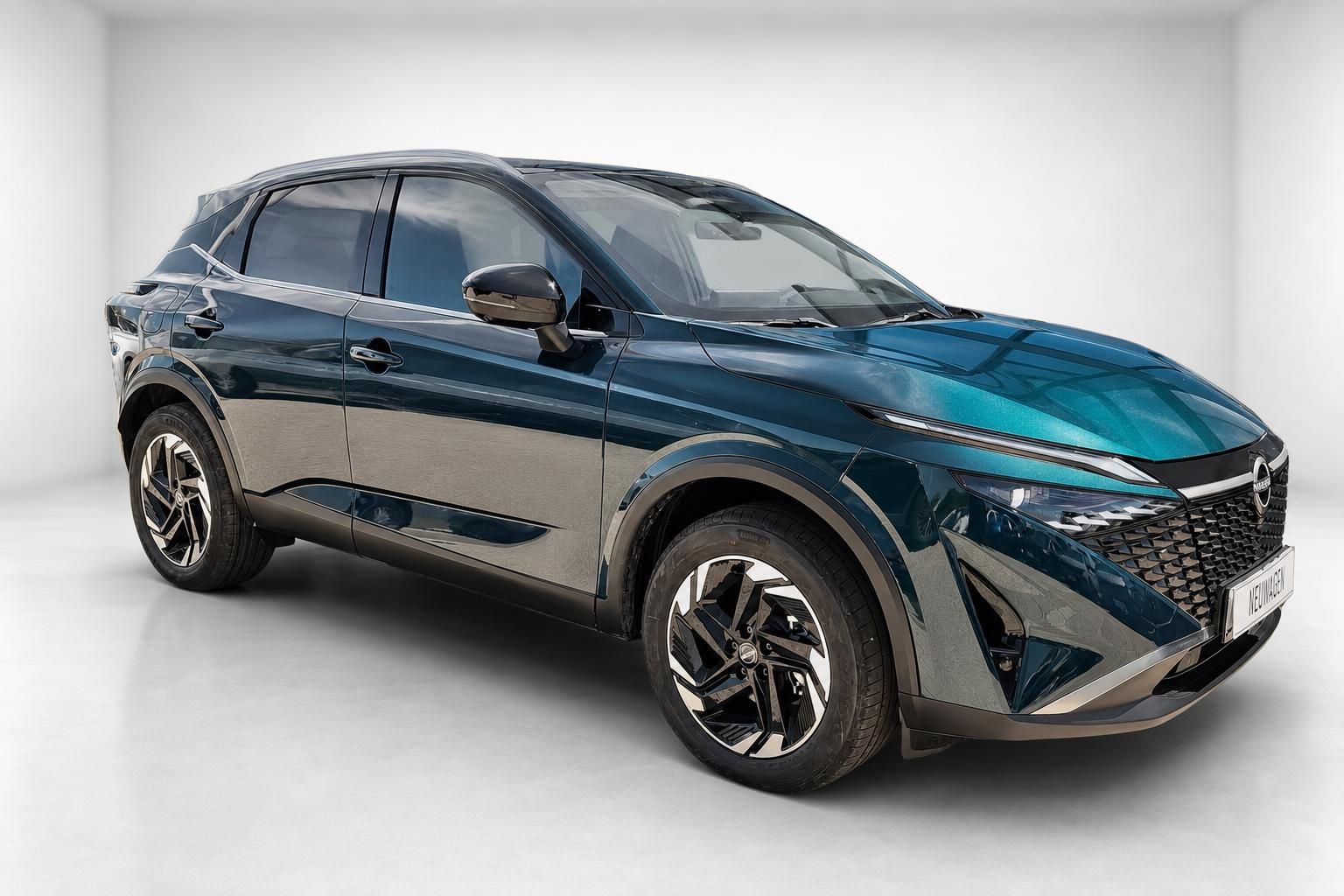 Nissan Qashqai in Petrol-Metallic, Seitenansicht im Fotostudio