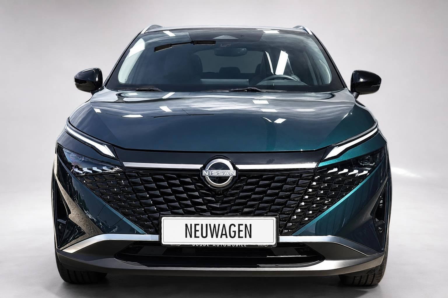 Nissan Qashqai Frontansicht mit Kuehlergrill und Logo