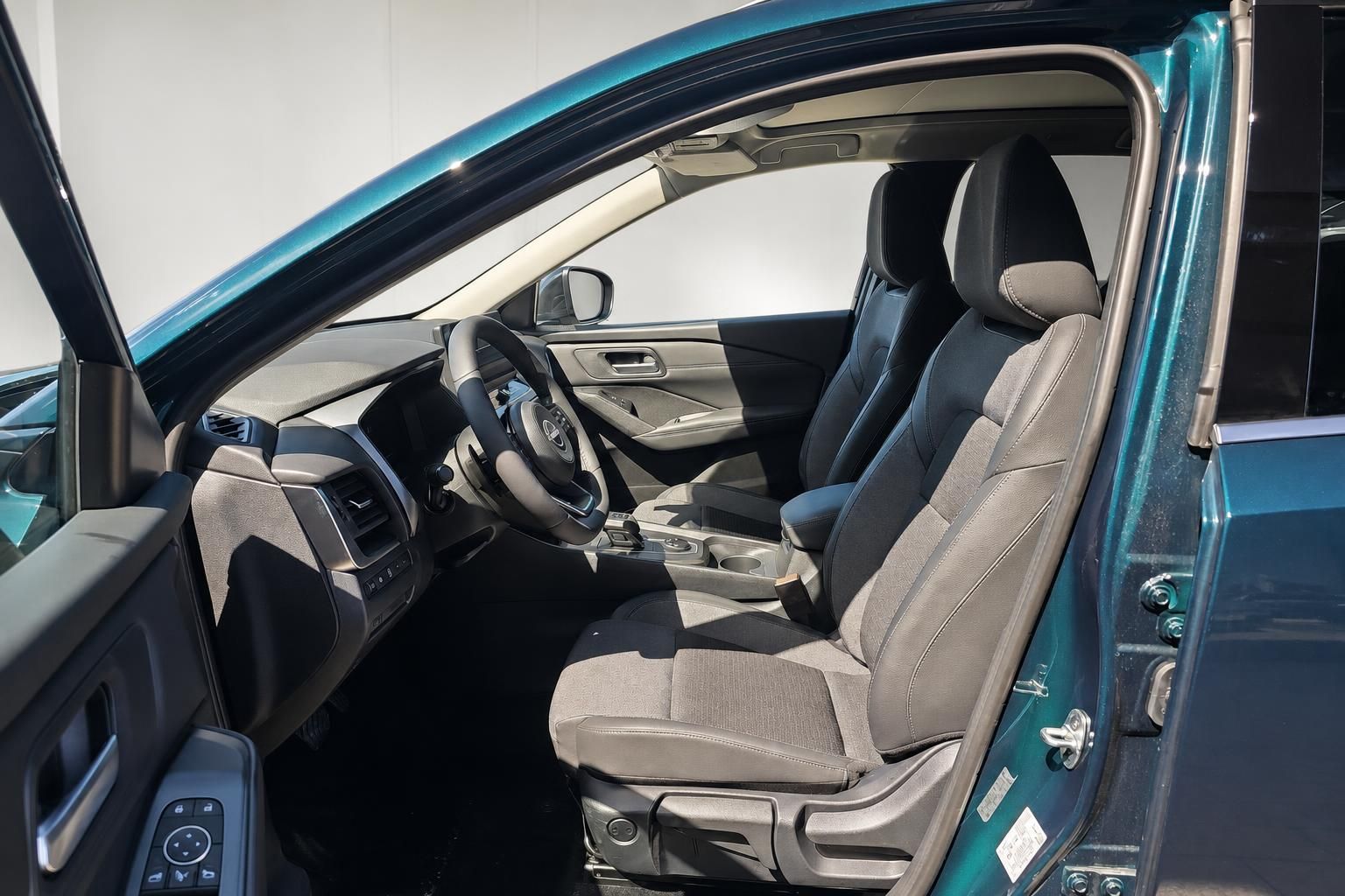 Nissan Qashqai Innenraum, Vordersitze und Cockpit durch geoeffnete Tuer