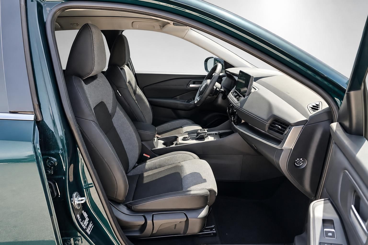 Nissan Qashqai Fahrersitz und Armaturenbrett, Blick durch Fahrertuer