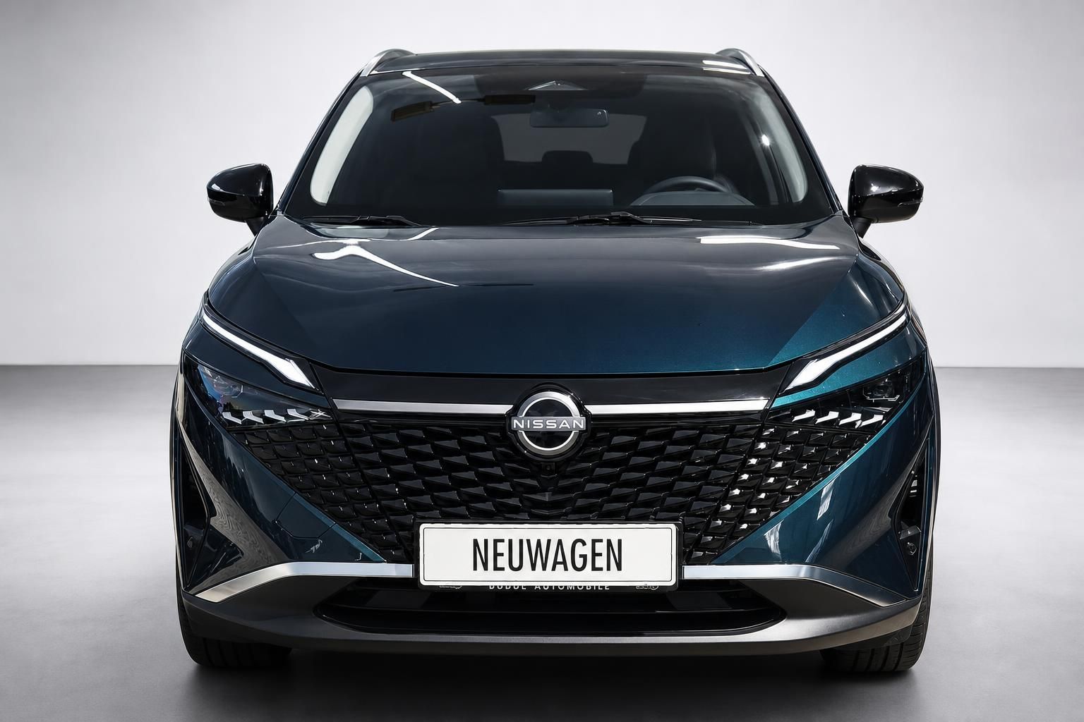 Nissan Qashqai Neuwagen, Frontansicht mit Kühlergrill im Studio