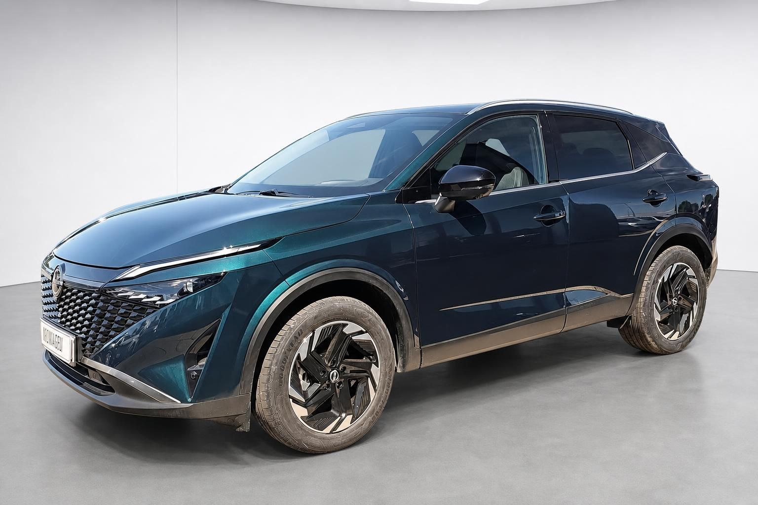 Nissan Qashqai in Dunkelblau, Frontansicht schräg im Showroom