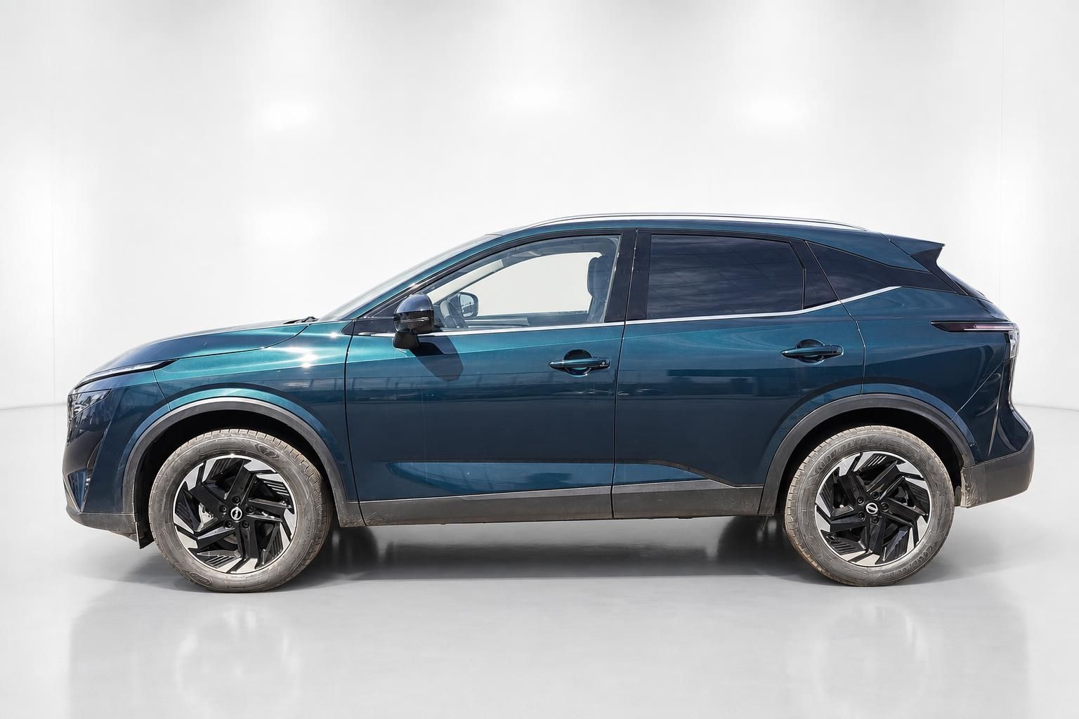 Nissan Qashqai in Blau, Seitenansicht im Fotostudio