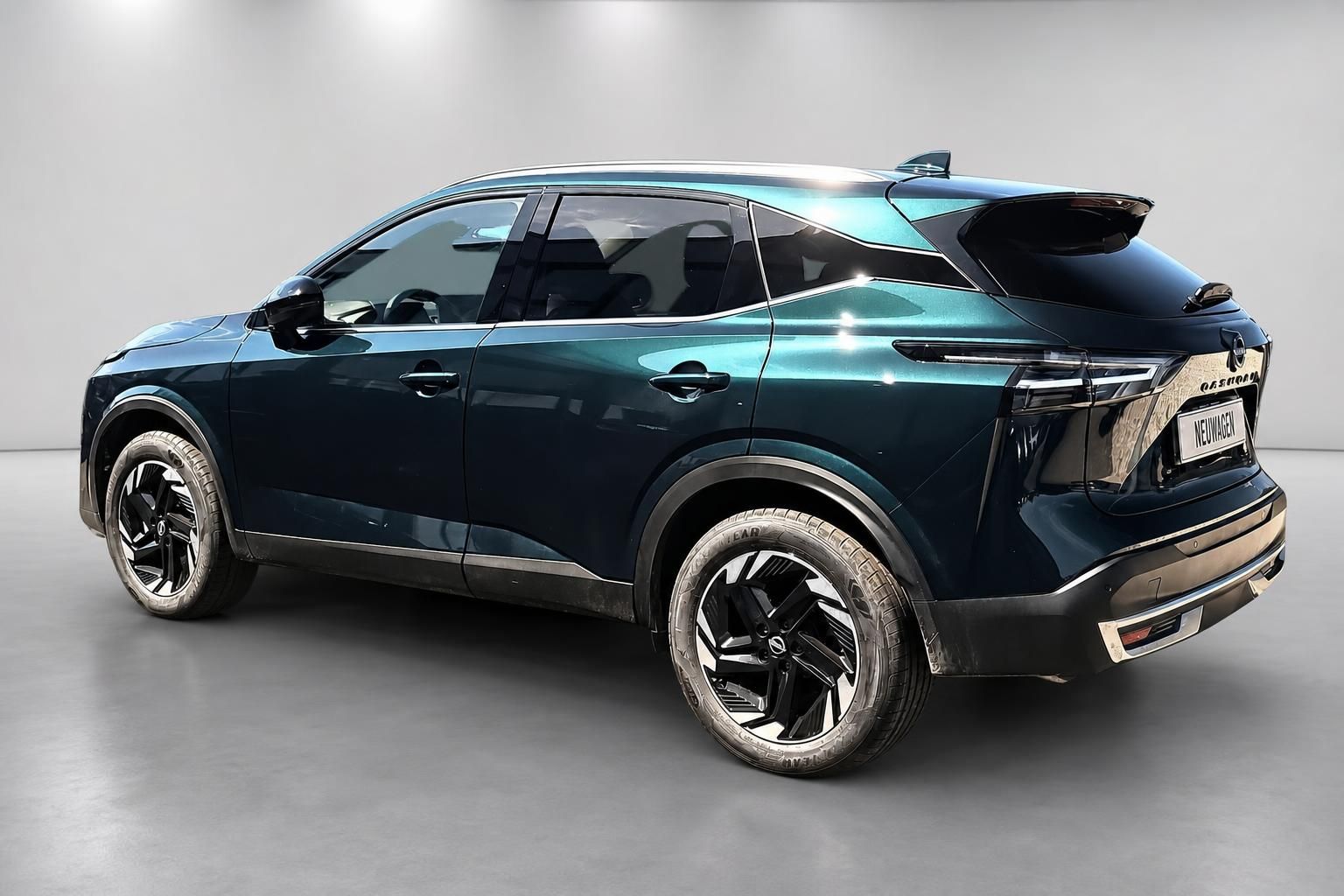 Nissan Qashqai Neuwagen, Heckansicht schräg in Blau-Metallic