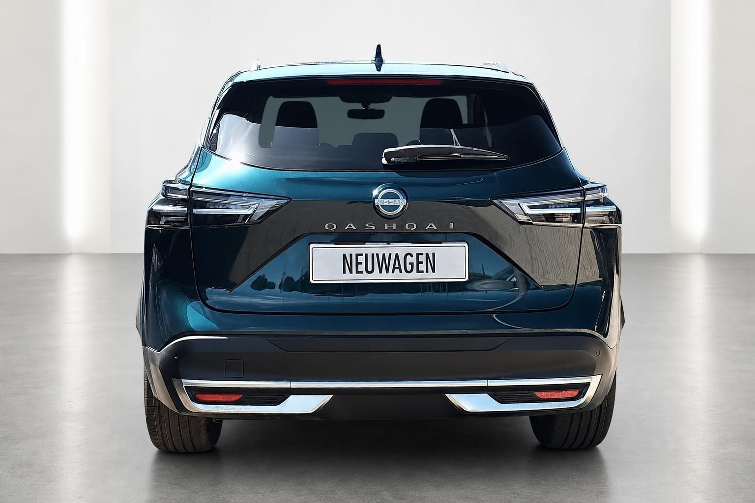 Nissan Qashqai in Blaugruen metallic, Heckansicht im Studio