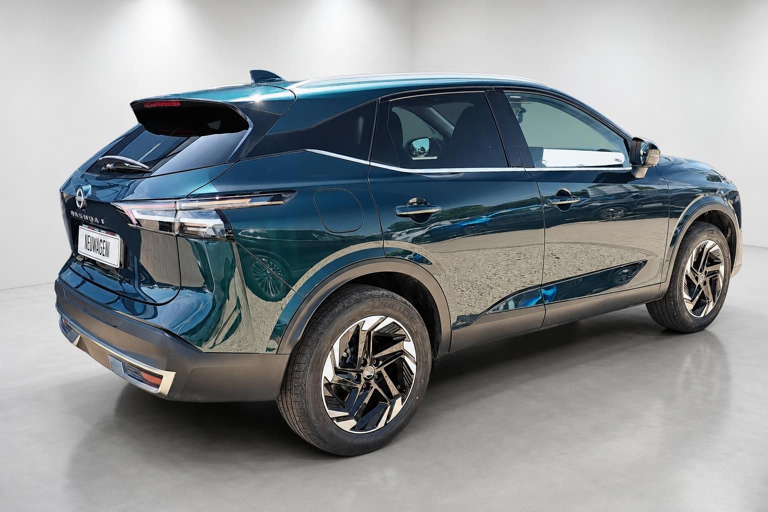 Nissan Qashqai Neuwagen, Heck- und Seitenansicht schraeg