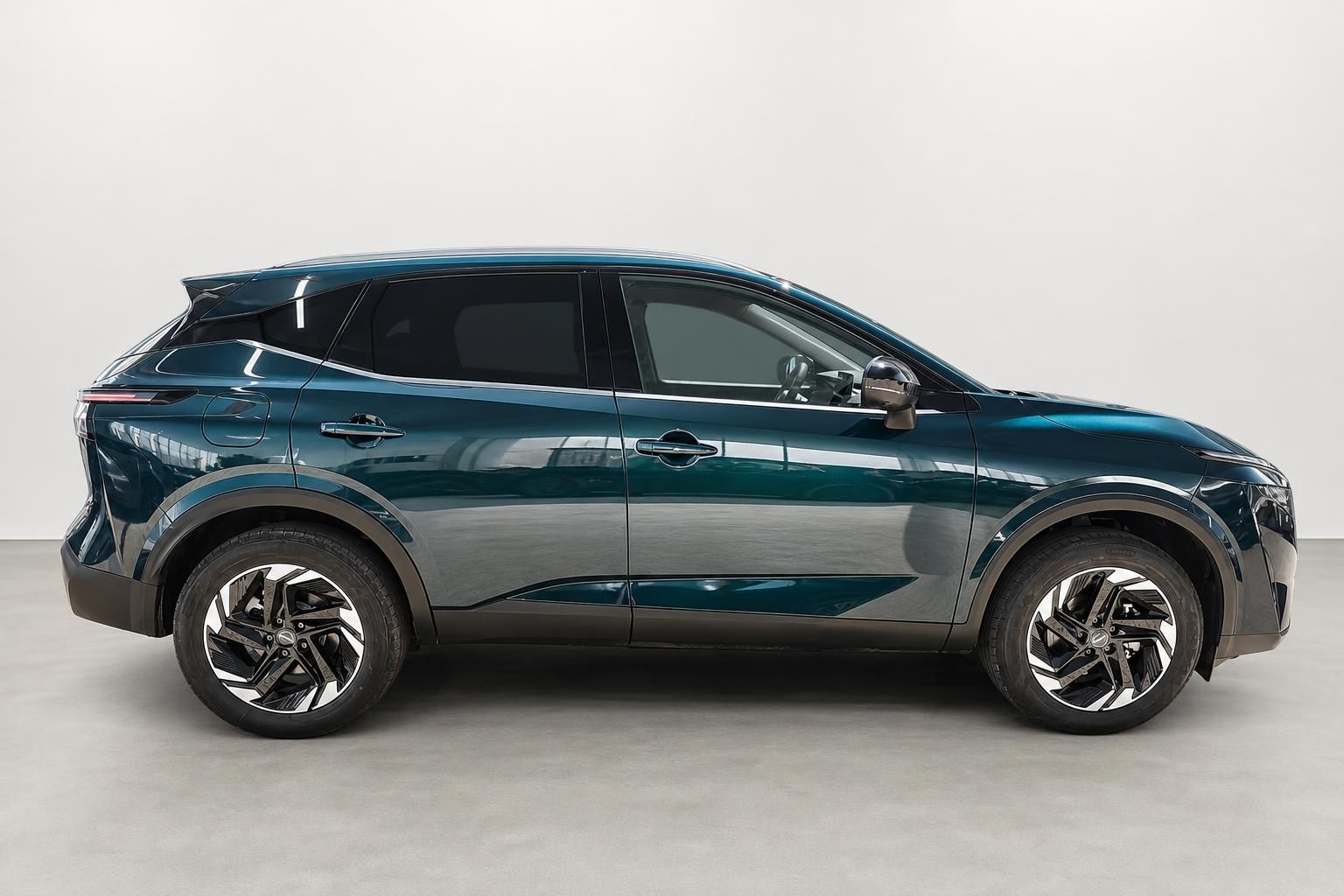 Nissan Qashqai in Dunkelgruen, Seitenansicht Fahrerseite